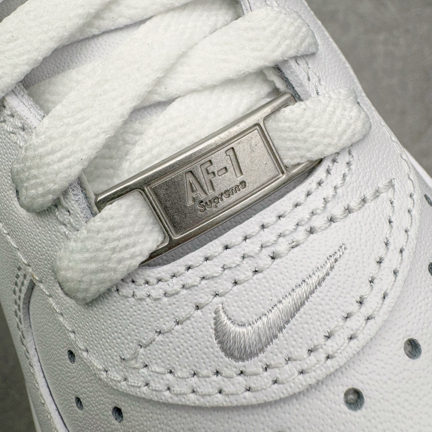 图片[13]-＃G版纯原 Supreme x NK AIR Force 1 Low 空军一号联名 白黑 CU9225-102 注意此配色为原厂皮料 独家私模2025全新鱼鳞纹大底 咬花纹路更加清晰 全新排版鞋头倒置五角星 五角星对比旧版老版本 间距放大 星星缩小 全套官方原配件 防尘布袋 全鞋电脑针车 工整有序 视觉效果满分 原厂拉帮手法 标准四线 密度针距针孔大小控制到位 原装反口里网布海绵 正确卡色网眼大小 新版鞋撑改用纸团代替 原厂港宝加持完美还原灵魂版型 从里到外百分百还原 内置Sole气垫 中底白色背胶 已经无限的接近公司 原厂楦头 原厂刺绣 后跟弧度完美 独家私模最大开发到48.5 尺码：35.5 36 36.5 37.5 38 38.5 39 40 40.5 41 42 42.5 43 44 44.5 45 46 47.5 48.5-选品中心