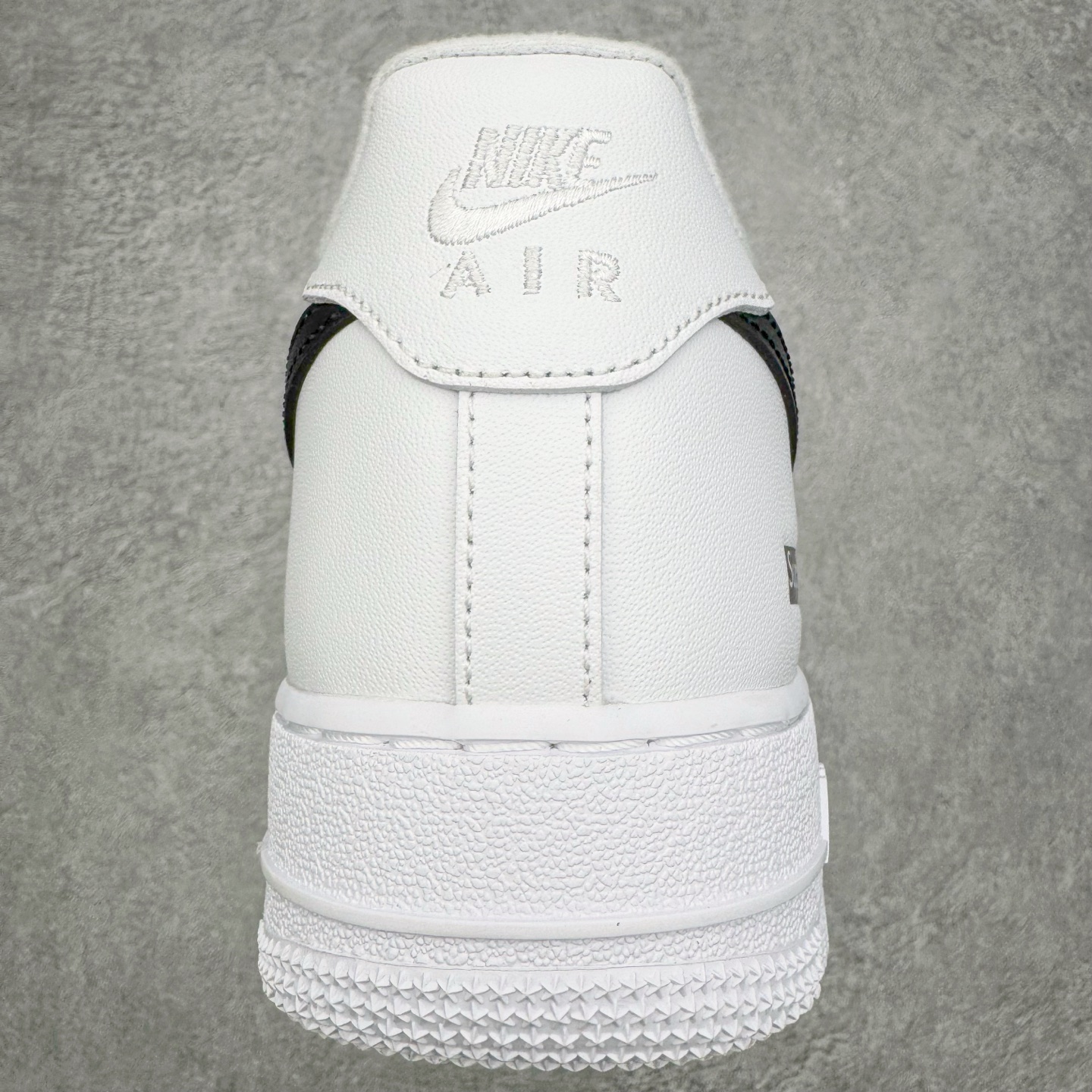 图片[8]-＃G版纯原 Supreme x NK AIR Force 1 Low 空军一号联名 白黑 CU9225-102 注意此配色为原厂皮料 独家私模2025全新鱼鳞纹大底 咬花纹路更加清晰 全新排版鞋头倒置五角星 五角星对比旧版老版本 间距放大 星星缩小 全套官方原配件 防尘布袋 全鞋电脑针车 工整有序 视觉效果满分 原厂拉帮手法 标准四线 密度针距针孔大小控制到位 原装反口里网布海绵 正确卡色网眼大小 新版鞋撑改用纸团代替 原厂港宝加持完美还原灵魂版型 从里到外百分百还原 内置Sole气垫 中底白色背胶 已经无限的接近公司 原厂楦头 原厂刺绣 后跟弧度完美 独家私模最大开发到48.5 尺码：35.5 36 36.5 37.5 38 38.5 39 40 40.5 41 42 42.5 43 44 44.5 45 46 47.5 48.5-选品中心