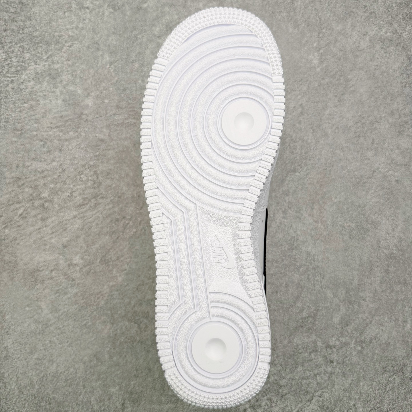 图片[9]-＃G版纯原 Supreme x NK AIR Force 1 Low 空军一号联名 白黑 CU9225-102 注意此配色为原厂皮料 独家私模2025全新鱼鳞纹大底 咬花纹路更加清晰 全新排版鞋头倒置五角星 五角星对比旧版老版本 间距放大 星星缩小 全套官方原配件 防尘布袋 全鞋电脑针车 工整有序 视觉效果满分 原厂拉帮手法 标准四线 密度针距针孔大小控制到位 原装反口里网布海绵 正确卡色网眼大小 新版鞋撑改用纸团代替 原厂港宝加持完美还原灵魂版型 从里到外百分百还原 内置Sole气垫 中底白色背胶 已经无限的接近公司 原厂楦头 原厂刺绣 后跟弧度完美 独家私模最大开发到48.5 尺码：35.5 36 36.5 37.5 38 38.5 39 40 40.5 41 42 42.5 43 44 44.5 45 46 47.5 48.5-选品中心