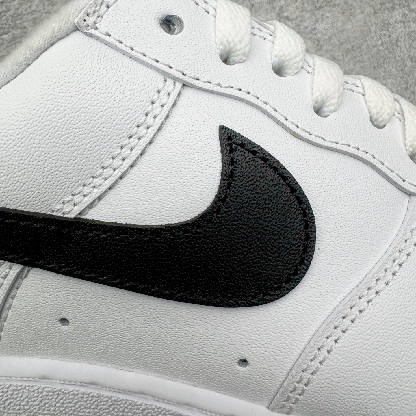 图片[18]-＃G版纯原 Supreme x NK AIR Force 1 Low 空军一号联名 白黑 CU9225-102 注意此配色为原厂皮料 独家私模2025全新鱼鳞纹大底 咬花纹路更加清晰 全新排版鞋头倒置五角星 五角星对比旧版老版本 间距放大 星星缩小 全套官方原配件 防尘布袋 全鞋电脑针车 工整有序 视觉效果满分 原厂拉帮手法 标准四线 密度针距针孔大小控制到位 原装反口里网布海绵 正确卡色网眼大小 新版鞋撑改用纸团代替 原厂港宝加持完美还原灵魂版型 从里到外百分百还原 内置Sole气垫 中底白色背胶 已经无限的接近公司 原厂楦头 原厂刺绣 后跟弧度完美 独家私模最大开发到48.5 尺码：35.5 36 36.5 37.5 38 38.5 39 40 40.5 41 42 42.5 43 44 44.5 45 46 47.5 48.5-选品中心