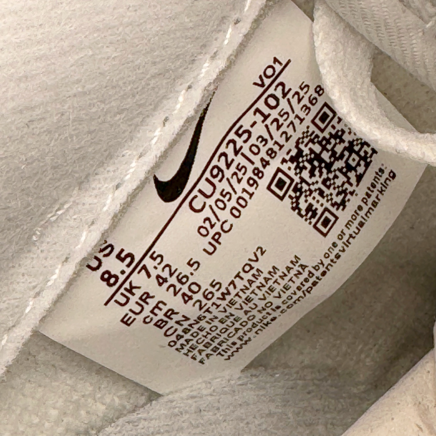 图片[11]-＃G版纯原 Supreme x NK AIR Force 1 Low 空军一号联名 白黑 CU9225-102 注意此配色为原厂皮料 独家私模2025全新鱼鳞纹大底 咬花纹路更加清晰 全新排版鞋头倒置五角星 五角星对比旧版老版本 间距放大 星星缩小 全套官方原配件 防尘布袋 全鞋电脑针车 工整有序 视觉效果满分 原厂拉帮手法 标准四线 密度针距针孔大小控制到位 原装反口里网布海绵 正确卡色网眼大小 新版鞋撑改用纸团代替 原厂港宝加持完美还原灵魂版型 从里到外百分百还原 内置Sole气垫 中底白色背胶 已经无限的接近公司 原厂楦头 原厂刺绣 后跟弧度完美 独家私模最大开发到48.5 尺码：35.5 36 36.5 37.5 38 38.5 39 40 40.5 41 42 42.5 43 44 44.5 45 46 47.5 48.5-选品中心