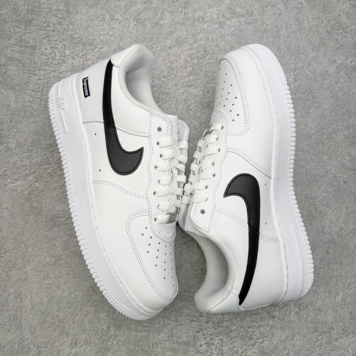 图片[3]-＃G版纯原 Supreme x NK AIR Force 1 Low 空军一号联名 白黑 CU9225-102 注意此配色为原厂皮料 独家私模2025全新鱼鳞纹大底 咬花纹路更加清晰 全新排版鞋头倒置五角星 五角星对比旧版老版本 间距放大 星星缩小 全套官方原配件 防尘布袋 全鞋电脑针车 工整有序 视觉效果满分 原厂拉帮手法 标准四线 密度针距针孔大小控制到位 原装反口里网布海绵 正确卡色网眼大小 新版鞋撑改用纸团代替 原厂港宝加持完美还原灵魂版型 从里到外百分百还原 内置Sole气垫 中底白色背胶 已经无限的接近公司 原厂楦头 原厂刺绣 后跟弧度完美 独家私模最大开发到48.5 尺码：35.5 36 36.5 37.5 38 38.5 39 40 40.5 41 42 42.5 43 44 44.5 45 46 47.5 48.5-选品中心