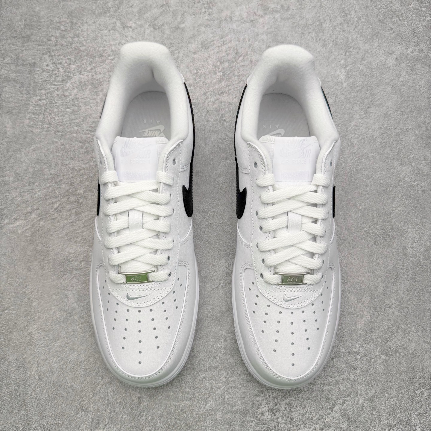 图片[2]-＃G版纯原 Supreme x NK AIR Force 1 Low 空军一号联名 白黑 CU9225-102 注意此配色为原厂皮料 独家私模2025全新鱼鳞纹大底 咬花纹路更加清晰 全新排版鞋头倒置五角星 五角星对比旧版老版本 间距放大 星星缩小 全套官方原配件 防尘布袋 全鞋电脑针车 工整有序 视觉效果满分 原厂拉帮手法 标准四线 密度针距针孔大小控制到位 原装反口里网布海绵 正确卡色网眼大小 新版鞋撑改用纸团代替 原厂港宝加持完美还原灵魂版型 从里到外百分百还原 内置Sole气垫 中底白色背胶 已经无限的接近公司 原厂楦头 原厂刺绣 后跟弧度完美 独家私模最大开发到48.5 尺码：35.5 36 36.5 37.5 38 38.5 39 40 40.5 41 42 42.5 43 44 44.5 45 46 47.5 48.5-选品中心