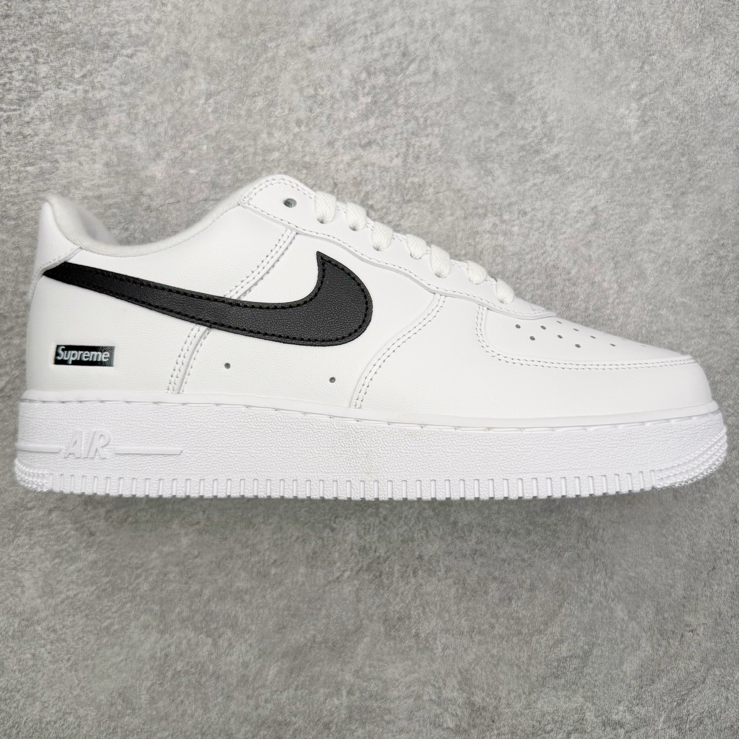 ＃G版纯原 Supreme x NK AIR Force 1 Low 空军一号联名 白黑 CU9225-102 注意此配色为原厂皮料 独家私模2025全新鱼鳞纹大底 咬花纹路更加清晰 全新排版鞋头倒置五角星 五角星对比旧版老版本 间距放大 星星缩小 全套官方原配件 防尘布袋 全鞋电脑针车 工整有序 视觉效果满分 原厂拉帮手法 标准四线 密度针距针孔大小控制到位 原装反口里网布海绵 正确卡色网眼大小 新版鞋撑改用纸团代替 原厂港宝加持完美还原灵魂版型 从里到外百分百还原 内置Sole气垫 中底白色背胶 已经无限的接近公司 原厂楦头 原厂刺绣 后跟弧度完美 独家私模最大开发到48.5 尺码：35.5 36 36.5 37.5 38 38.5 39 40 40.5 41 42 42.5 43 44 44.5 45 46 47.5 48.5-选品中心