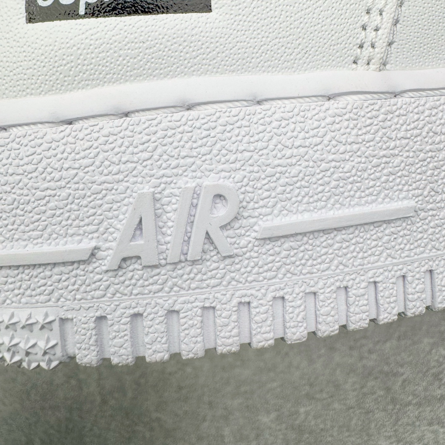 图片[16]-＃G版纯原 Supreme x NK AIR Force 1 Low 空军一号联名 白黑 CU9225-102 注意此配色为原厂皮料 独家私模2025全新鱼鳞纹大底 咬花纹路更加清晰 全新排版鞋头倒置五角星 五角星对比旧版老版本 间距放大 星星缩小 全套官方原配件 防尘布袋 全鞋电脑针车 工整有序 视觉效果满分 原厂拉帮手法 标准四线 密度针距针孔大小控制到位 原装反口里网布海绵 正确卡色网眼大小 新版鞋撑改用纸团代替 原厂港宝加持完美还原灵魂版型 从里到外百分百还原 内置Sole气垫 中底白色背胶 已经无限的接近公司 原厂楦头 原厂刺绣 后跟弧度完美 独家私模最大开发到48.5 尺码：35.5 36 36.5 37.5 38 38.5 39 40 40.5 41 42 42.5 43 44 44.5 45 46 47.5 48.5-选品中心