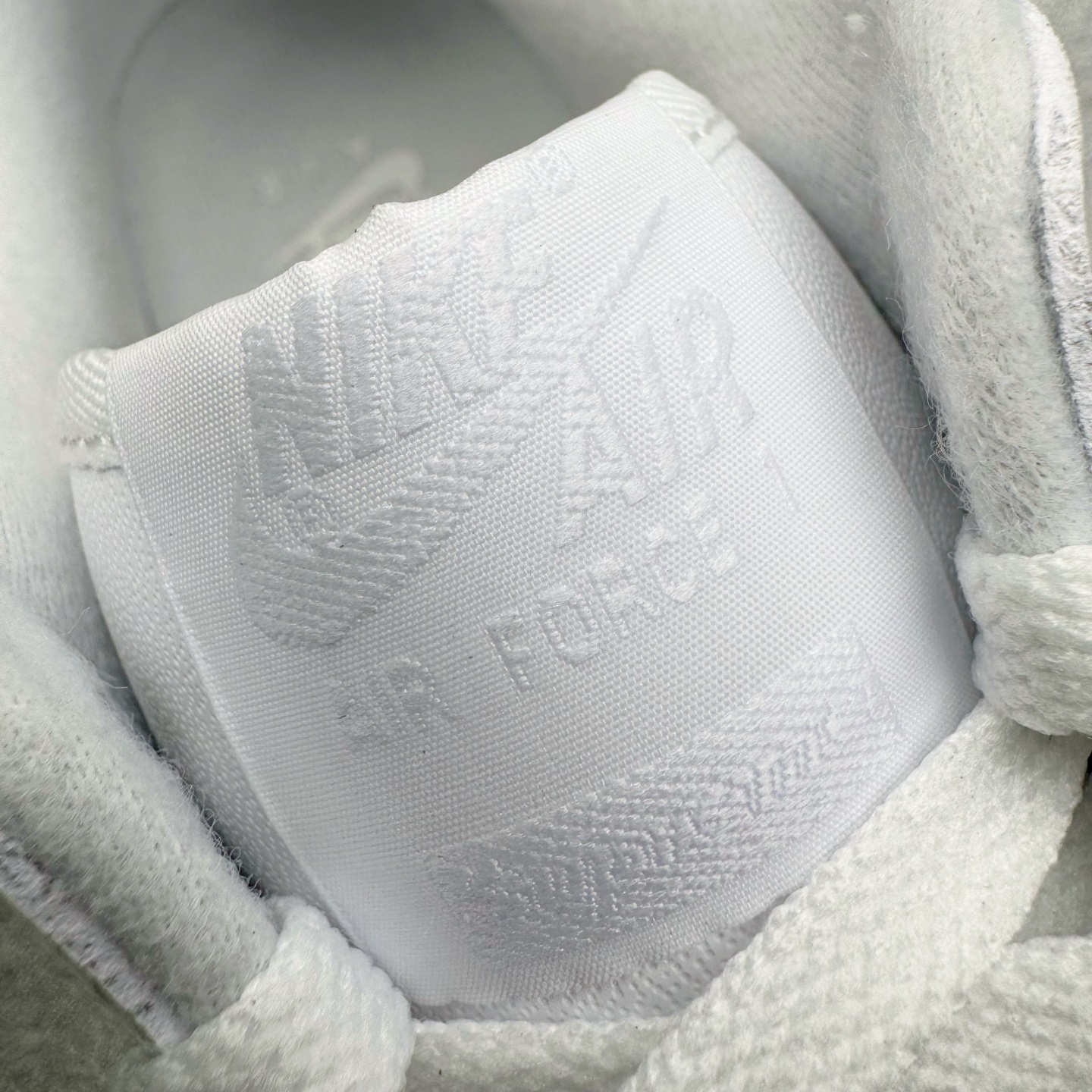 图片[12]-＃G版纯原 Supreme x NK AIR Force 1 Low 空军一号联名 白黑 CU9225-102 注意此配色为原厂皮料 独家私模2025全新鱼鳞纹大底 咬花纹路更加清晰 全新排版鞋头倒置五角星 五角星对比旧版老版本 间距放大 星星缩小 全套官方原配件 防尘布袋 全鞋电脑针车 工整有序 视觉效果满分 原厂拉帮手法 标准四线 密度针距针孔大小控制到位 原装反口里网布海绵 正确卡色网眼大小 新版鞋撑改用纸团代替 原厂港宝加持完美还原灵魂版型 从里到外百分百还原 内置Sole气垫 中底白色背胶 已经无限的接近公司 原厂楦头 原厂刺绣 后跟弧度完美 独家私模最大开发到48.5 尺码：35.5 36 36.5 37.5 38 38.5 39 40 40.5 41 42 42.5 43 44 44.5 45 46 47.5 48.5-选品中心