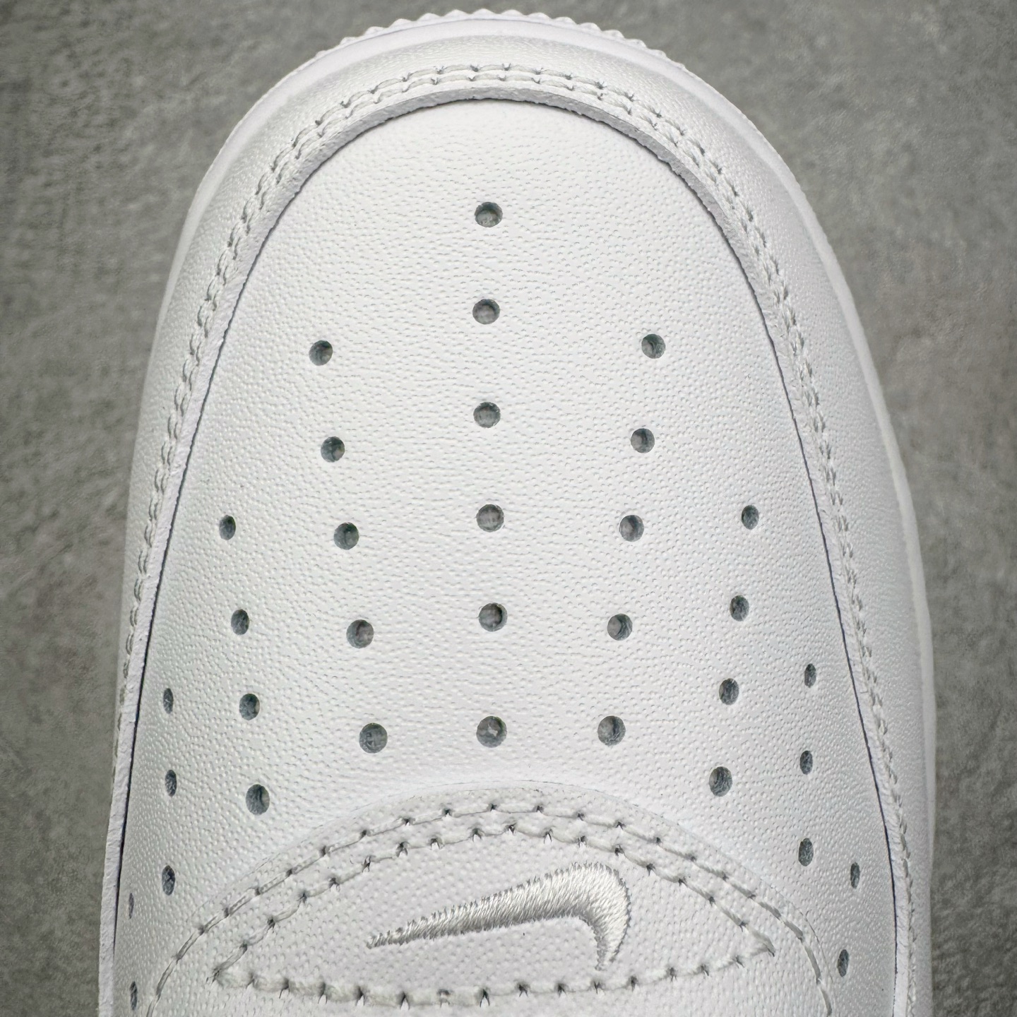 图片[14]-＃G版纯原 Supreme x NK AIR Force 1 Low 空军一号联名 白黑 CU9225-102 注意此配色为原厂皮料 独家私模2025全新鱼鳞纹大底 咬花纹路更加清晰 全新排版鞋头倒置五角星 五角星对比旧版老版本 间距放大 星星缩小 全套官方原配件 防尘布袋 全鞋电脑针车 工整有序 视觉效果满分 原厂拉帮手法 标准四线 密度针距针孔大小控制到位 原装反口里网布海绵 正确卡色网眼大小 新版鞋撑改用纸团代替 原厂港宝加持完美还原灵魂版型 从里到外百分百还原 内置Sole气垫 中底白色背胶 已经无限的接近公司 原厂楦头 原厂刺绣 后跟弧度完美 独家私模最大开发到48.5 尺码：35.5 36 36.5 37.5 38 38.5 39 40 40.5 41 42 42.5 43 44 44.5 45 46 47.5 48.5-选品中心