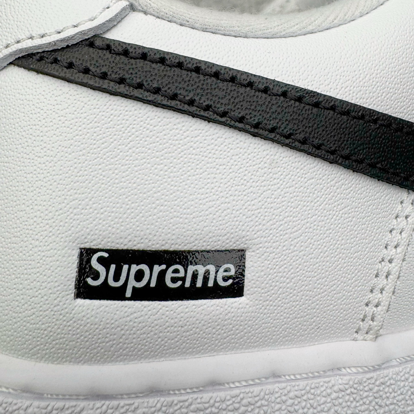 图片[17]-＃G版纯原 Supreme x NK AIR Force 1 Low 空军一号联名 白黑 CU9225-102 注意此配色为原厂皮料 独家私模2025全新鱼鳞纹大底 咬花纹路更加清晰 全新排版鞋头倒置五角星 五角星对比旧版老版本 间距放大 星星缩小 全套官方原配件 防尘布袋 全鞋电脑针车 工整有序 视觉效果满分 原厂拉帮手法 标准四线 密度针距针孔大小控制到位 原装反口里网布海绵 正确卡色网眼大小 新版鞋撑改用纸团代替 原厂港宝加持完美还原灵魂版型 从里到外百分百还原 内置Sole气垫 中底白色背胶 已经无限的接近公司 原厂楦头 原厂刺绣 后跟弧度完美 独家私模最大开发到48.5 尺码：35.5 36 36.5 37.5 38 38.5 39 40 40.5 41 42 42.5 43 44 44.5 45 46 47.5 48.5-选品中心