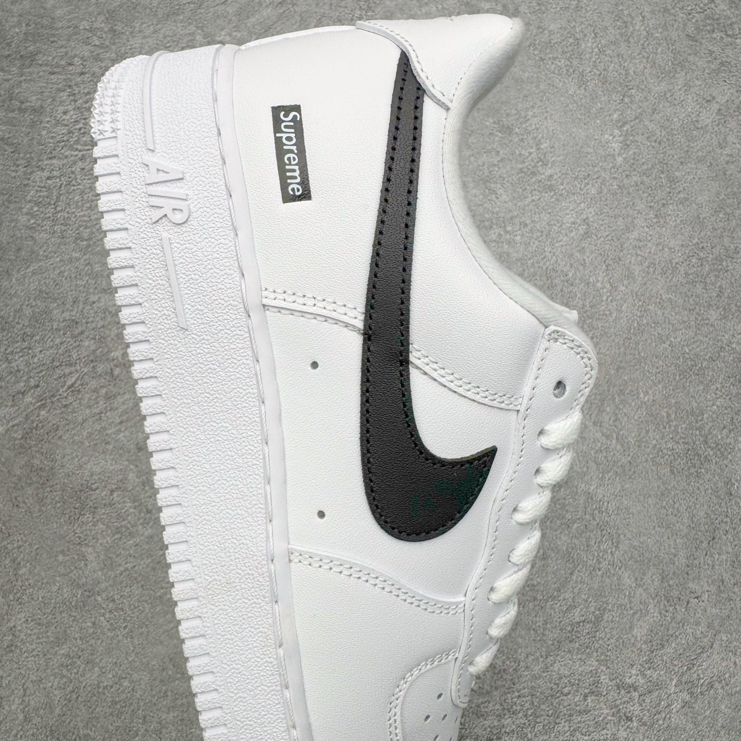 图片[6]-＃G版纯原 Supreme x NK AIR Force 1 Low 空军一号联名 白黑 CU9225-102 注意此配色为原厂皮料 独家私模2025全新鱼鳞纹大底 咬花纹路更加清晰 全新排版鞋头倒置五角星 五角星对比旧版老版本 间距放大 星星缩小 全套官方原配件 防尘布袋 全鞋电脑针车 工整有序 视觉效果满分 原厂拉帮手法 标准四线 密度针距针孔大小控制到位 原装反口里网布海绵 正确卡色网眼大小 新版鞋撑改用纸团代替 原厂港宝加持完美还原灵魂版型 从里到外百分百还原 内置Sole气垫 中底白色背胶 已经无限的接近公司 原厂楦头 原厂刺绣 后跟弧度完美 独家私模最大开发到48.5 尺码：35.5 36 36.5 37.5 38 38.5 39 40 40.5 41 42 42.5 43 44 44.5 45 46 47.5 48.5-选品中心