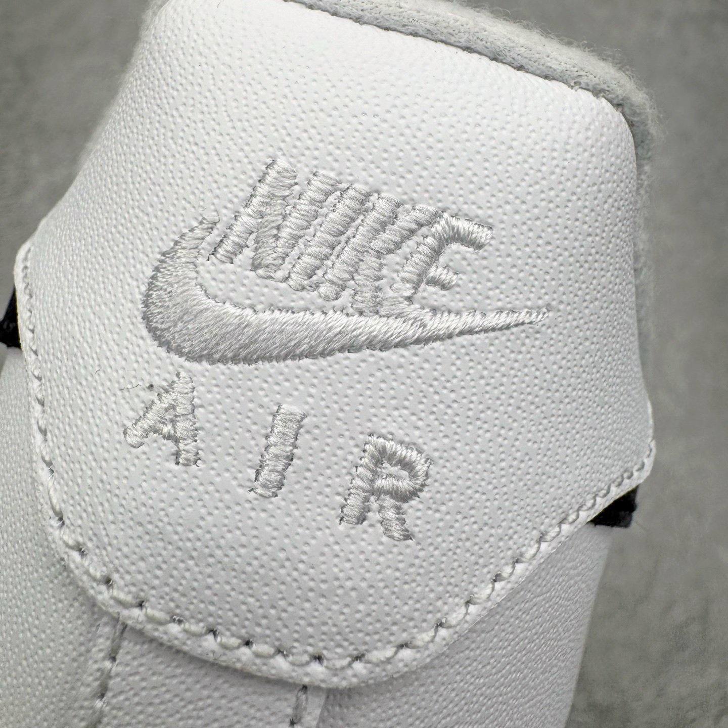 图片[15]-＃G版纯原 Supreme x NK AIR Force 1 Low 空军一号联名 白黑 CU9225-102 注意此配色为原厂皮料 独家私模2025全新鱼鳞纹大底 咬花纹路更加清晰 全新排版鞋头倒置五角星 五角星对比旧版老版本 间距放大 星星缩小 全套官方原配件 防尘布袋 全鞋电脑针车 工整有序 视觉效果满分 原厂拉帮手法 标准四线 密度针距针孔大小控制到位 原装反口里网布海绵 正确卡色网眼大小 新版鞋撑改用纸团代替 原厂港宝加持完美还原灵魂版型 从里到外百分百还原 内置Sole气垫 中底白色背胶 已经无限的接近公司 原厂楦头 原厂刺绣 后跟弧度完美 独家私模最大开发到48.5 尺码：35.5 36 36.5 37.5 38 38.5 39 40 40.5 41 42 42.5 43 44 44.5 45 46 47.5 48.5-选品中心