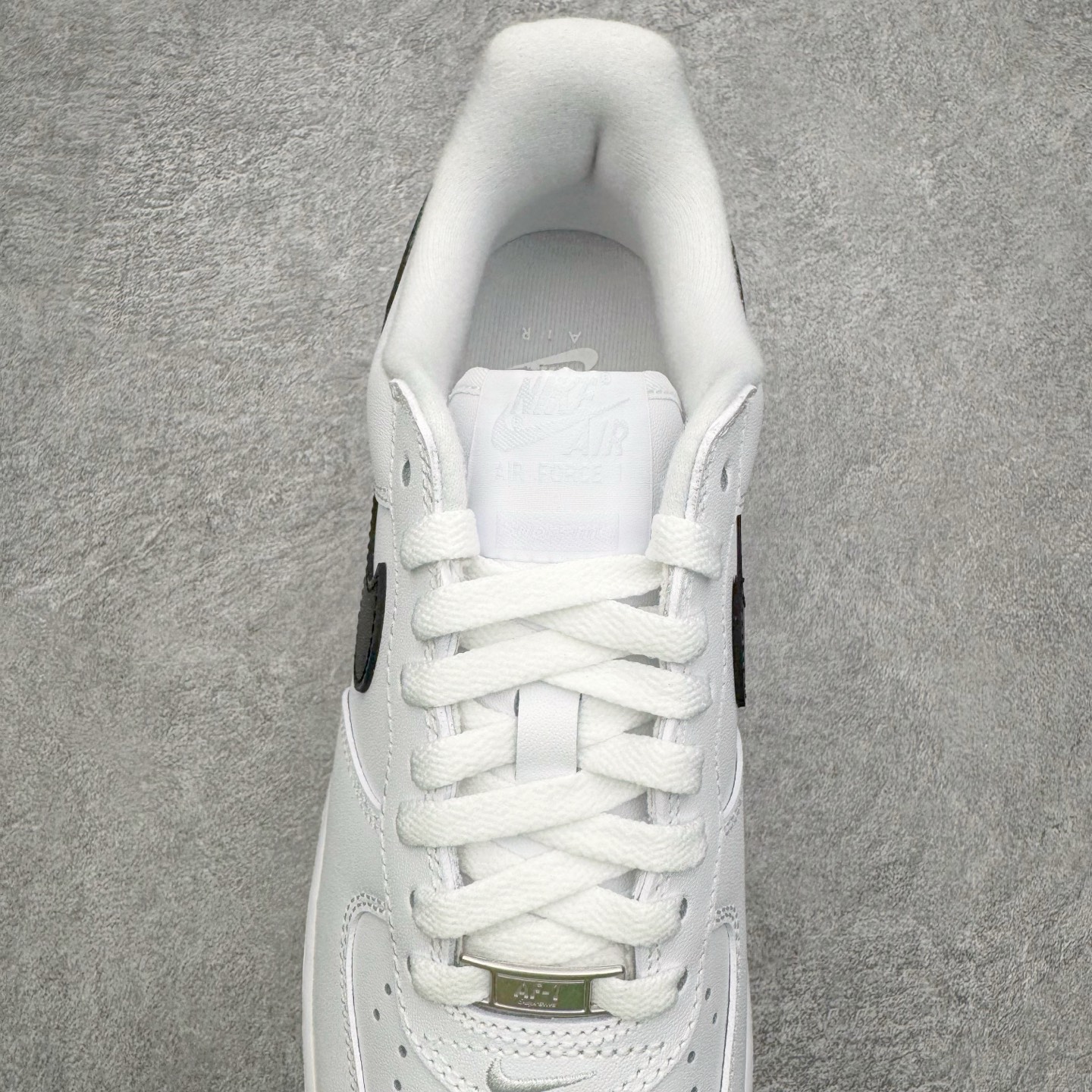 图片[5]-＃G版纯原 Supreme x NK AIR Force 1 Low 空军一号联名 白黑 CU9225-102 注意此配色为原厂皮料 独家私模2025全新鱼鳞纹大底 咬花纹路更加清晰 全新排版鞋头倒置五角星 五角星对比旧版老版本 间距放大 星星缩小 全套官方原配件 防尘布袋 全鞋电脑针车 工整有序 视觉效果满分 原厂拉帮手法 标准四线 密度针距针孔大小控制到位 原装反口里网布海绵 正确卡色网眼大小 新版鞋撑改用纸团代替 原厂港宝加持完美还原灵魂版型 从里到外百分百还原 内置Sole气垫 中底白色背胶 已经无限的接近公司 原厂楦头 原厂刺绣 后跟弧度完美 独家私模最大开发到48.5 尺码：35.5 36 36.5 37.5 38 38.5 39 40 40.5 41 42 42.5 43 44 44.5 45 46 47.5 48.5-选品中心