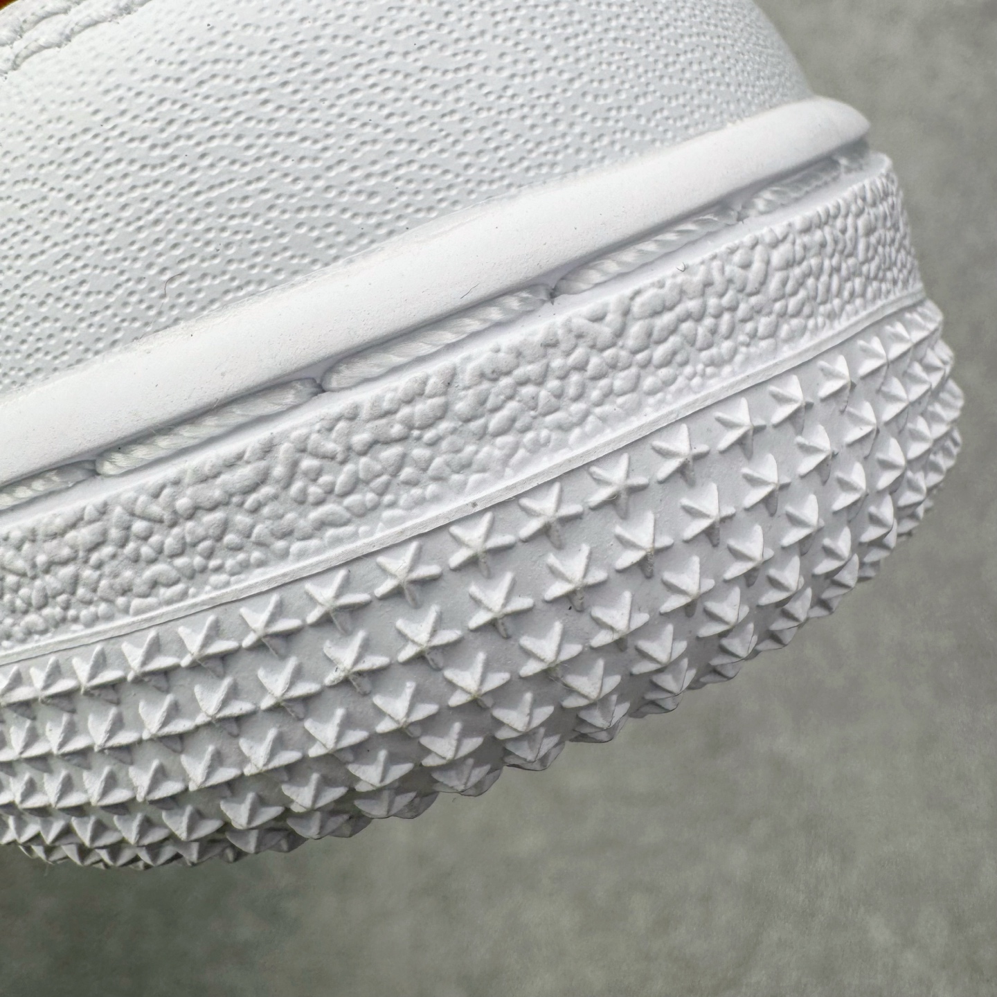 图片[10]-＃G版纯原 NK Air Force 1 Low \’07 空军一号低帮经典板鞋 2025新版 纯白 CW2288-111 独家私模2025全新鱼鳞纹大底 咬花纹路更加清晰 全新排版鞋头倒置五角星 五角星对比旧版老版本 间距放大 星星缩小 全套官方原配件 防尘布袋 全鞋电脑针车 工整有序 视觉效果满分 原厂拉帮手法 标准四线 密度针距针孔大小控制到位 原装反口里网布海绵 正确卡色网眼大小 新版鞋撑改用纸团代替 原厂港宝加持完美还原灵魂版型 从里到外百分百还原 内置Sole气垫 中底白色背胶 已经无限的接近公司 原厂楦头 原厂刺绣 后跟弧度完美 独家私模最大开发到48.5 尺码：35.5 36 36.5 37.5 38 38.5 39 40 40.5 41 42 42.5 43 44 44.5 45 46 47.5 48.5-选品中心