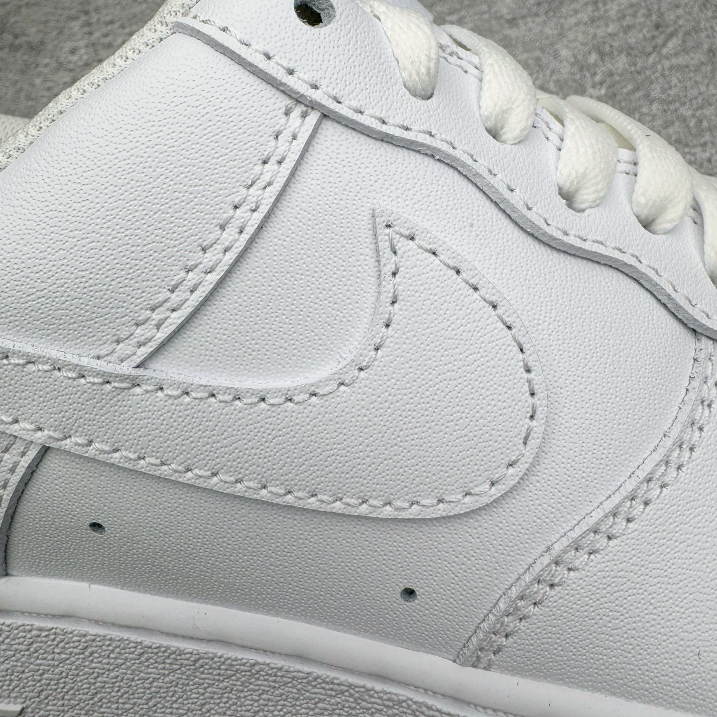 图片[22]-＃G版纯原 NK Air Force 1 Low \’07 空军一号低帮经典板鞋 2025新版 纯白 CW2288-111 独家私模2025全新鱼鳞纹大底 咬花纹路更加清晰 全新排版鞋头倒置五角星 五角星对比旧版老版本 间距放大 星星缩小 全套官方原配件 防尘布袋 全鞋电脑针车 工整有序 视觉效果满分 原厂拉帮手法 标准四线 密度针距针孔大小控制到位 原装反口里网布海绵 正确卡色网眼大小 新版鞋撑改用纸团代替 原厂港宝加持完美还原灵魂版型 从里到外百分百还原 内置Sole气垫 中底白色背胶 已经无限的接近公司 原厂楦头 原厂刺绣 后跟弧度完美 独家私模最大开发到48.5 尺码：35.5 36 36.5 37.5 38 38.5 39 40 40.5 41 42 42.5 43 44 44.5 45 46 47.5 48.5-选品中心