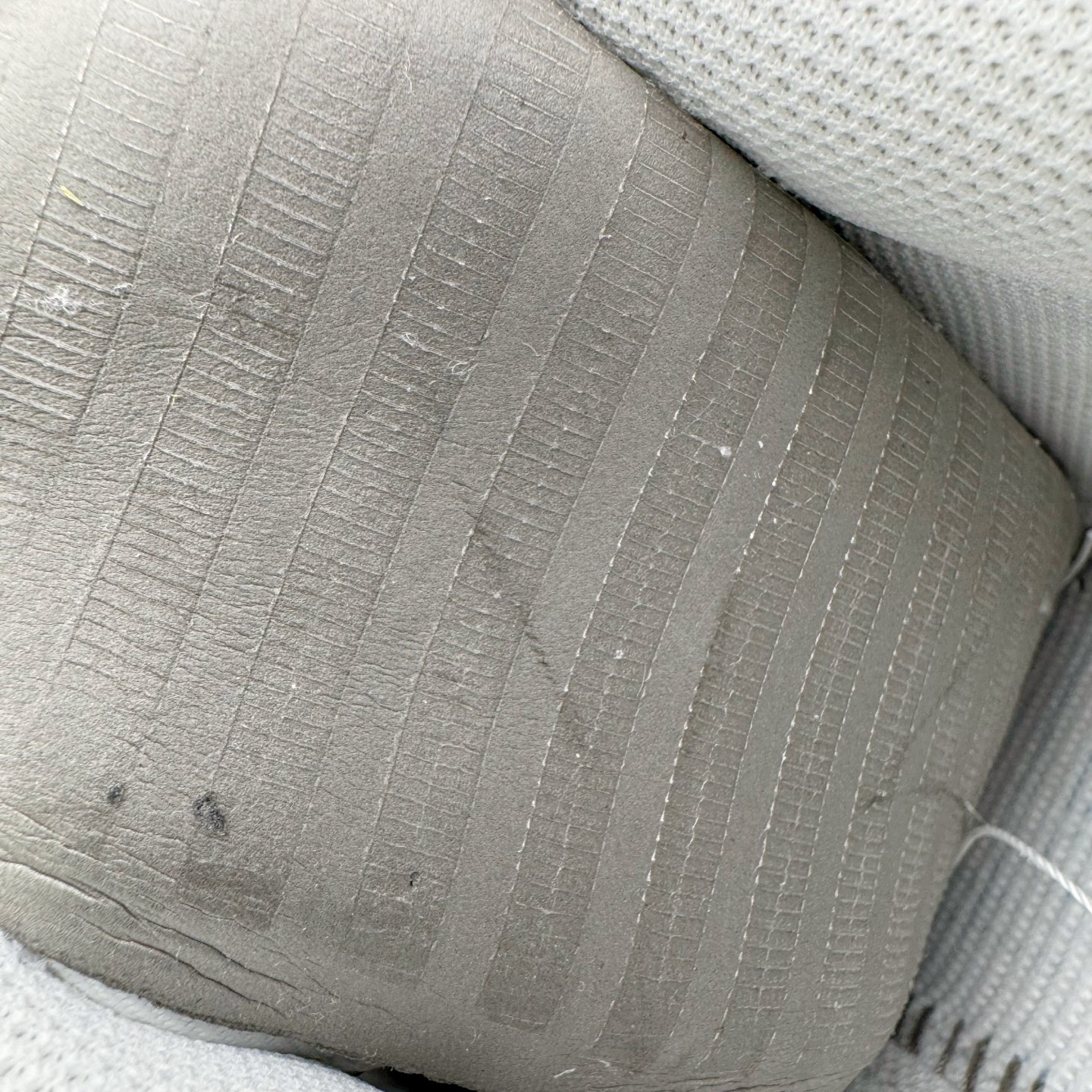 图片[13]-＃G版纯原 NK Air Force 1 Low \’07 空军一号低帮经典板鞋 2025新版 纯白 CW2288-111 独家私模2025全新鱼鳞纹大底 咬花纹路更加清晰 全新排版鞋头倒置五角星 五角星对比旧版老版本 间距放大 星星缩小 全套官方原配件 防尘布袋 全鞋电脑针车 工整有序 视觉效果满分 原厂拉帮手法 标准四线 密度针距针孔大小控制到位 原装反口里网布海绵 正确卡色网眼大小 新版鞋撑改用纸团代替 原厂港宝加持完美还原灵魂版型 从里到外百分百还原 内置Sole气垫 中底白色背胶 已经无限的接近公司 原厂楦头 原厂刺绣 后跟弧度完美 独家私模最大开发到48.5 尺码：35.5 36 36.5 37.5 38 38.5 39 40 40.5 41 42 42.5 43 44 44.5 45 46 47.5 48.5-选品中心