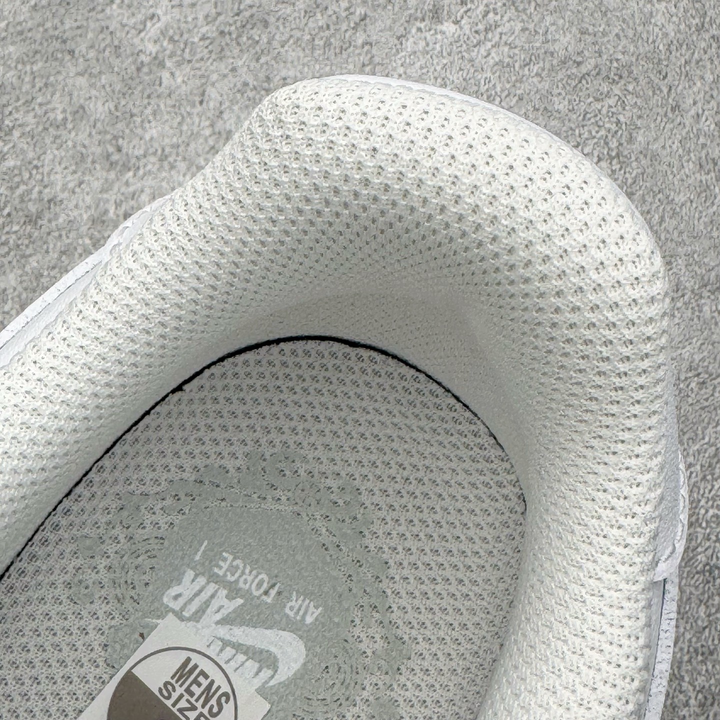 图片[16]-＃G版纯原 NK Air Force 1 Low \’07 空军一号低帮经典板鞋 2025新版 纯白 CW2288-111 独家私模2025全新鱼鳞纹大底 咬花纹路更加清晰 全新排版鞋头倒置五角星 五角星对比旧版老版本 间距放大 星星缩小 全套官方原配件 防尘布袋 全鞋电脑针车 工整有序 视觉效果满分 原厂拉帮手法 标准四线 密度针距针孔大小控制到位 原装反口里网布海绵 正确卡色网眼大小 新版鞋撑改用纸团代替 原厂港宝加持完美还原灵魂版型 从里到外百分百还原 内置Sole气垫 中底白色背胶 已经无限的接近公司 原厂楦头 原厂刺绣 后跟弧度完美 独家私模最大开发到48.5 尺码：35.5 36 36.5 37.5 38 38.5 39 40 40.5 41 42 42.5 43 44 44.5 45 46 47.5 48.5-选品中心