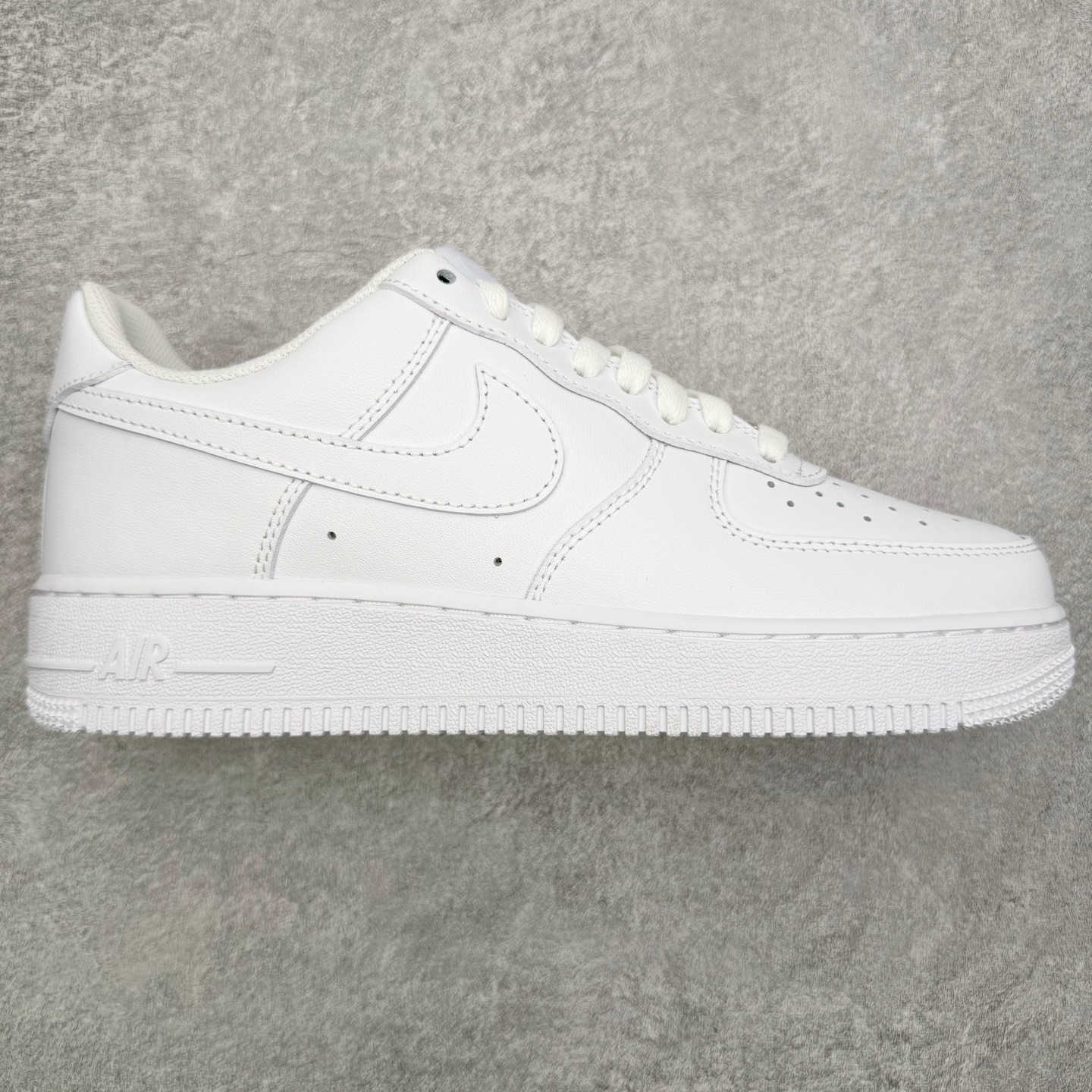＃G版纯原 NK Air Force 1 Low \'07 空军一号低帮经典板鞋 2025新版 纯白 CW2288-111 独家私模2025全新鱼鳞纹大底 咬花纹路更加清晰 全新排版鞋头倒置五角星 五角星对比旧版老版本 间距放大 星星缩小 全套官方原配件 防尘布袋 全鞋电脑针车 工整有序 视觉效果满分 原厂拉帮手法 标准四线 密度针距针孔大小控制到位 原装反口里网布海绵 正确卡色网眼大小 新版鞋撑改用纸团代替 原厂港宝加持完美还原灵魂版型 从里到外百分百还原 内置Sole气垫 中底白色背胶 已经无限的接近公司 原厂楦头 原厂刺绣 后跟弧度完美 独家私模最大开发到48.5 尺码：35.5 36 36.5 37.5 38 38.5 39 40 40.5 41 42 42.5 43 44 44.5 45 46 47.5 48.5-选品中心