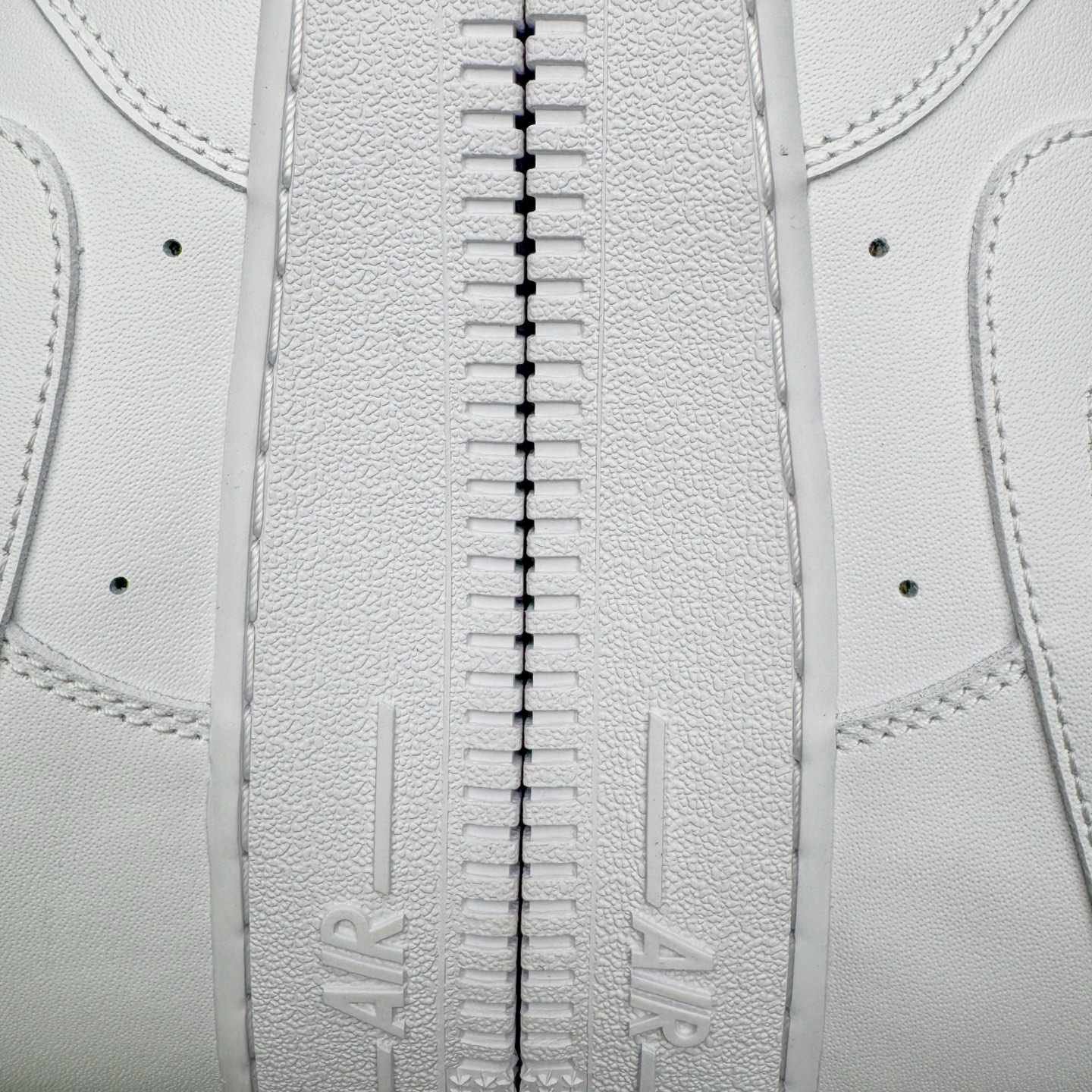 图片[12]-＃G版纯原 NK Air Force 1 Low \’07 空军一号低帮经典板鞋 2025新版 纯白 CW2288-111 独家私模2025全新鱼鳞纹大底 咬花纹路更加清晰 全新排版鞋头倒置五角星 五角星对比旧版老版本 间距放大 星星缩小 全套官方原配件 防尘布袋 全鞋电脑针车 工整有序 视觉效果满分 原厂拉帮手法 标准四线 密度针距针孔大小控制到位 原装反口里网布海绵 正确卡色网眼大小 新版鞋撑改用纸团代替 原厂港宝加持完美还原灵魂版型 从里到外百分百还原 内置Sole气垫 中底白色背胶 已经无限的接近公司 原厂楦头 原厂刺绣 后跟弧度完美 独家私模最大开发到48.5 尺码：35.5 36 36.5 37.5 38 38.5 39 40 40.5 41 42 42.5 43 44 44.5 45 46 47.5 48.5-选品中心