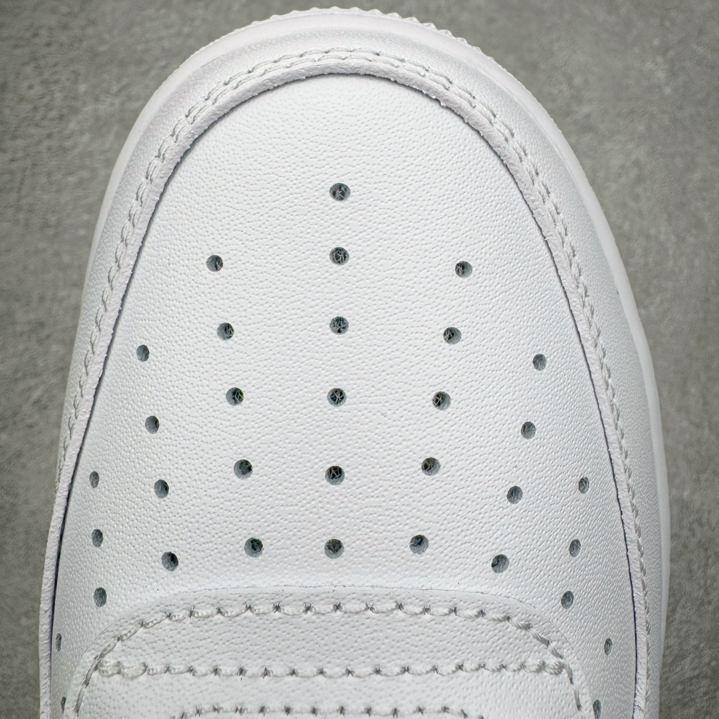 图片[19]-＃G版纯原 NK Air Force 1 Low \’07 空军一号低帮经典板鞋 2025新版 纯白 CW2288-111 独家私模2025全新鱼鳞纹大底 咬花纹路更加清晰 全新排版鞋头倒置五角星 五角星对比旧版老版本 间距放大 星星缩小 全套官方原配件 防尘布袋 全鞋电脑针车 工整有序 视觉效果满分 原厂拉帮手法 标准四线 密度针距针孔大小控制到位 原装反口里网布海绵 正确卡色网眼大小 新版鞋撑改用纸团代替 原厂港宝加持完美还原灵魂版型 从里到外百分百还原 内置Sole气垫 中底白色背胶 已经无限的接近公司 原厂楦头 原厂刺绣 后跟弧度完美 独家私模最大开发到48.5 尺码：35.5 36 36.5 37.5 38 38.5 39 40 40.5 41 42 42.5 43 44 44.5 45 46 47.5 48.5-选品中心