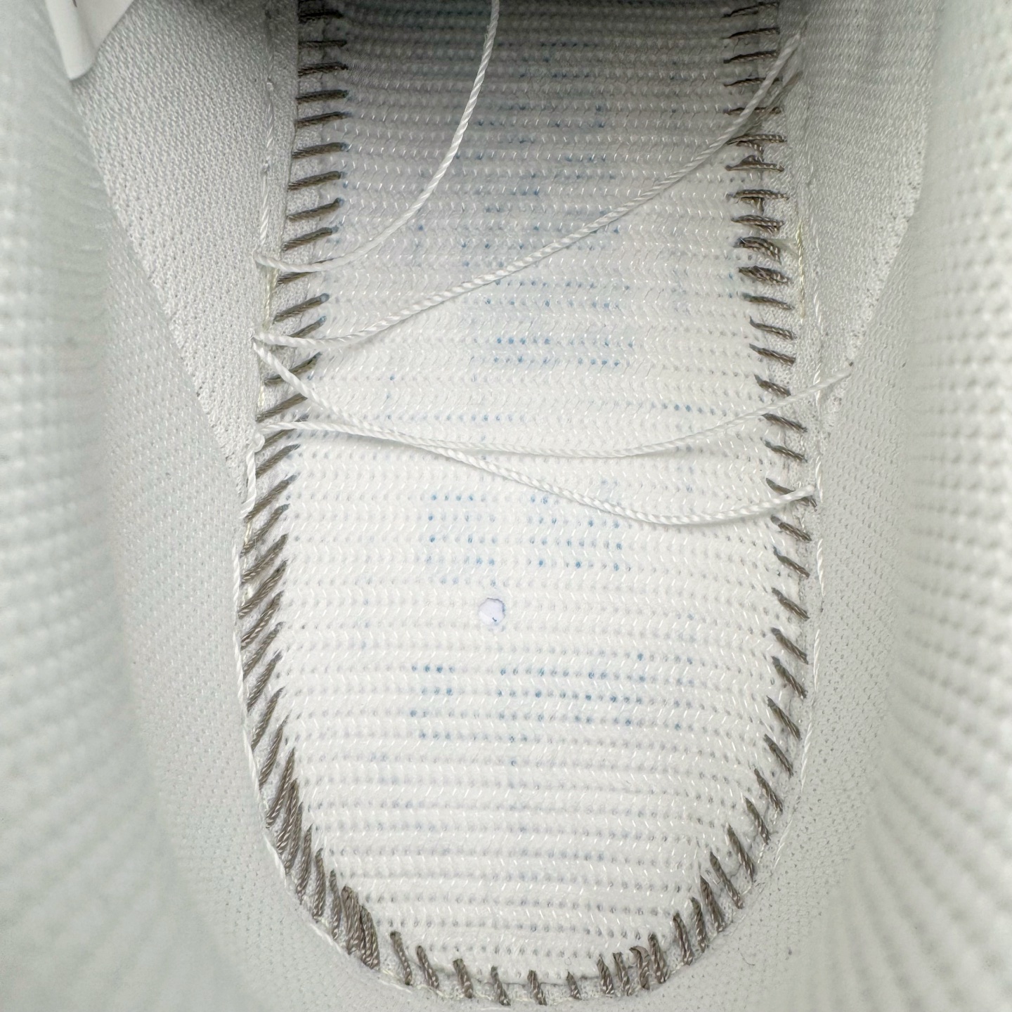 图片[14]-＃G版纯原 NK Air Force 1 Low \’07 空军一号低帮经典板鞋 2025新版 纯白 CW2288-111 独家私模2025全新鱼鳞纹大底 咬花纹路更加清晰 全新排版鞋头倒置五角星 五角星对比旧版老版本 间距放大 星星缩小 全套官方原配件 防尘布袋 全鞋电脑针车 工整有序 视觉效果满分 原厂拉帮手法 标准四线 密度针距针孔大小控制到位 原装反口里网布海绵 正确卡色网眼大小 新版鞋撑改用纸团代替 原厂港宝加持完美还原灵魂版型 从里到外百分百还原 内置Sole气垫 中底白色背胶 已经无限的接近公司 原厂楦头 原厂刺绣 后跟弧度完美 独家私模最大开发到48.5 尺码：35.5 36 36.5 37.5 38 38.5 39 40 40.5 41 42 42.5 43 44 44.5 45 46 47.5 48.5-选品中心