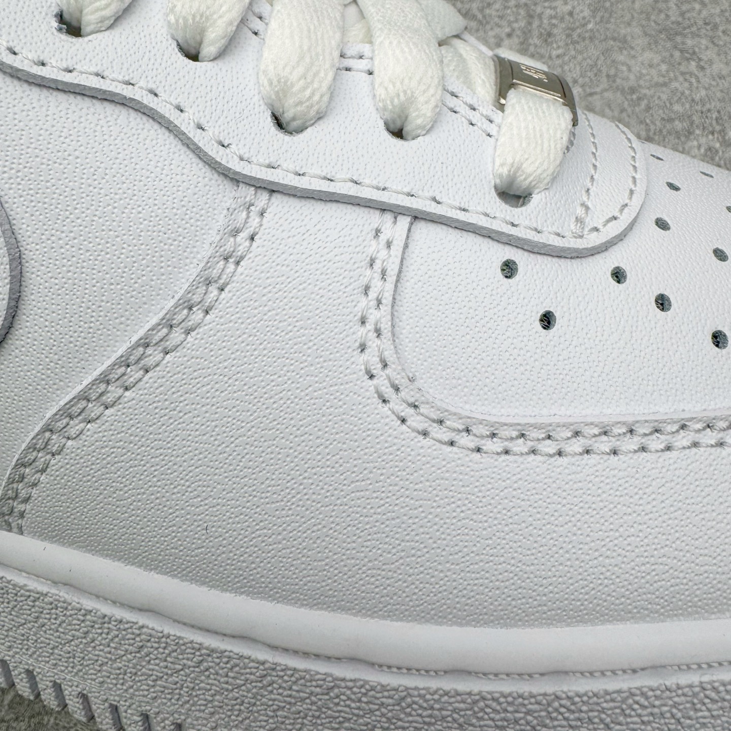 图片[23]-＃G版纯原 NK Air Force 1 Low \’07 空军一号低帮经典板鞋 2025新版 纯白 CW2288-111 独家私模2025全新鱼鳞纹大底 咬花纹路更加清晰 全新排版鞋头倒置五角星 五角星对比旧版老版本 间距放大 星星缩小 全套官方原配件 防尘布袋 全鞋电脑针车 工整有序 视觉效果满分 原厂拉帮手法 标准四线 密度针距针孔大小控制到位 原装反口里网布海绵 正确卡色网眼大小 新版鞋撑改用纸团代替 原厂港宝加持完美还原灵魂版型 从里到外百分百还原 内置Sole气垫 中底白色背胶 已经无限的接近公司 原厂楦头 原厂刺绣 后跟弧度完美 独家私模最大开发到48.5 尺码：35.5 36 36.5 37.5 38 38.5 39 40 40.5 41 42 42.5 43 44 44.5 45 46 47.5 48.5-选品中心