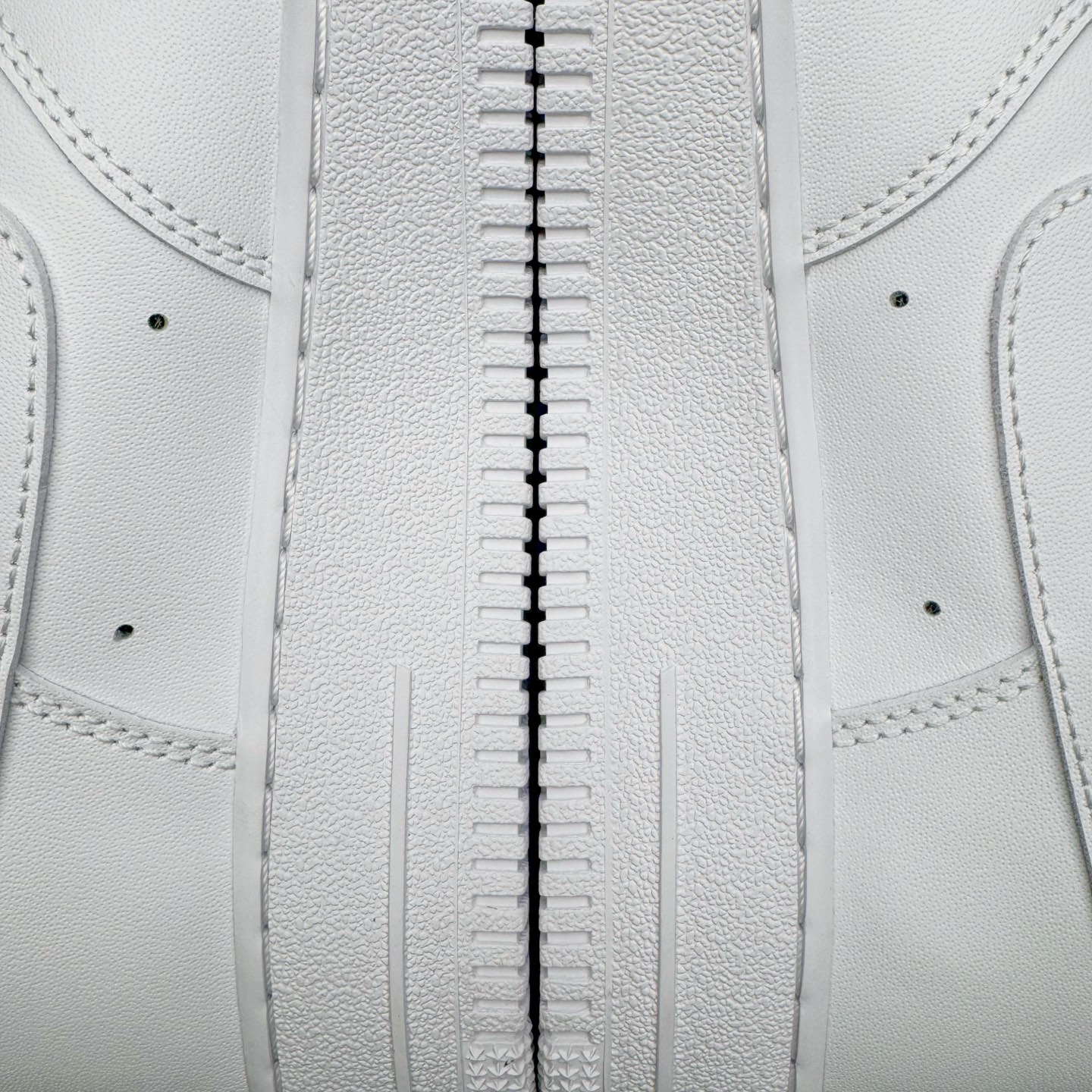 图片[11]-＃G版纯原 NK Air Force 1 Low \’07 空军一号低帮经典板鞋 2025新版 纯白 CW2288-111 独家私模2025全新鱼鳞纹大底 咬花纹路更加清晰 全新排版鞋头倒置五角星 五角星对比旧版老版本 间距放大 星星缩小 全套官方原配件 防尘布袋 全鞋电脑针车 工整有序 视觉效果满分 原厂拉帮手法 标准四线 密度针距针孔大小控制到位 原装反口里网布海绵 正确卡色网眼大小 新版鞋撑改用纸团代替 原厂港宝加持完美还原灵魂版型 从里到外百分百还原 内置Sole气垫 中底白色背胶 已经无限的接近公司 原厂楦头 原厂刺绣 后跟弧度完美 独家私模最大开发到48.5 尺码：35.5 36 36.5 37.5 38 38.5 39 40 40.5 41 42 42.5 43 44 44.5 45 46 47.5 48.5-选品中心