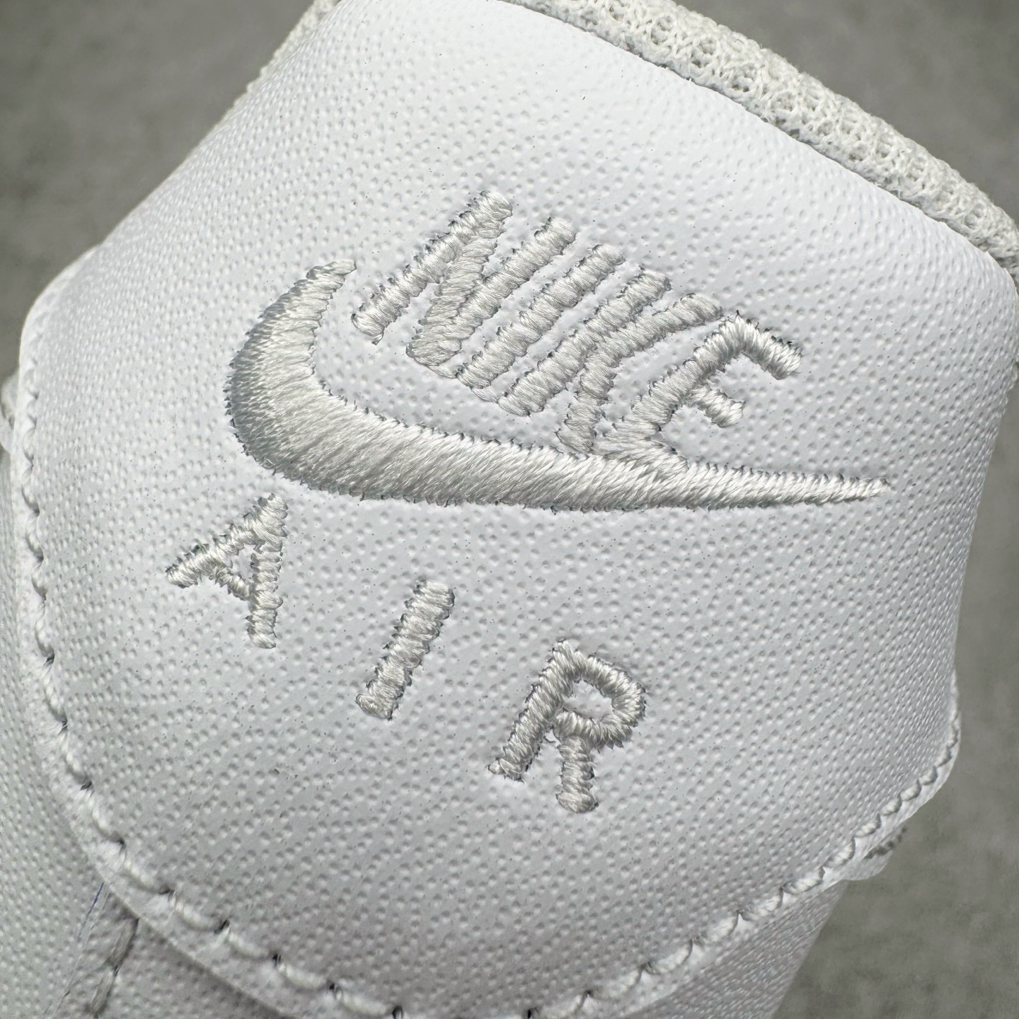 图片[20]-＃G版纯原 NK Air Force 1 Low \’07 空军一号低帮经典板鞋 2025新版 纯白 CW2288-111 独家私模2025全新鱼鳞纹大底 咬花纹路更加清晰 全新排版鞋头倒置五角星 五角星对比旧版老版本 间距放大 星星缩小 全套官方原配件 防尘布袋 全鞋电脑针车 工整有序 视觉效果满分 原厂拉帮手法 标准四线 密度针距针孔大小控制到位 原装反口里网布海绵 正确卡色网眼大小 新版鞋撑改用纸团代替 原厂港宝加持完美还原灵魂版型 从里到外百分百还原 内置Sole气垫 中底白色背胶 已经无限的接近公司 原厂楦头 原厂刺绣 后跟弧度完美 独家私模最大开发到48.5 尺码：35.5 36 36.5 37.5 38 38.5 39 40 40.5 41 42 42.5 43 44 44.5 45 46 47.5 48.5-选品中心