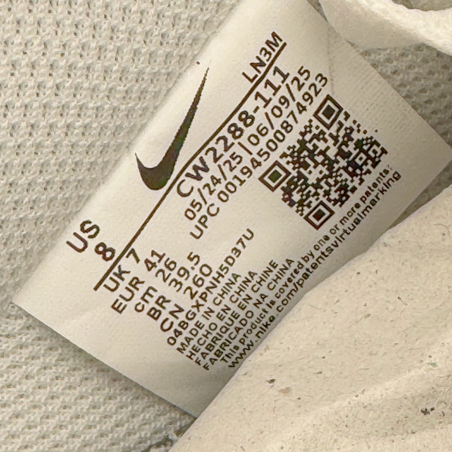 图片[15]-＃G版纯原 NK Air Force 1 Low \’07 空军一号低帮经典板鞋 2025新版 纯白 CW2288-111 独家私模2025全新鱼鳞纹大底 咬花纹路更加清晰 全新排版鞋头倒置五角星 五角星对比旧版老版本 间距放大 星星缩小 全套官方原配件 防尘布袋 全鞋电脑针车 工整有序 视觉效果满分 原厂拉帮手法 标准四线 密度针距针孔大小控制到位 原装反口里网布海绵 正确卡色网眼大小 新版鞋撑改用纸团代替 原厂港宝加持完美还原灵魂版型 从里到外百分百还原 内置Sole气垫 中底白色背胶 已经无限的接近公司 原厂楦头 原厂刺绣 后跟弧度完美 独家私模最大开发到48.5 尺码：35.5 36 36.5 37.5 38 38.5 39 40 40.5 41 42 42.5 43 44 44.5 45 46 47.5 48.5-选品中心