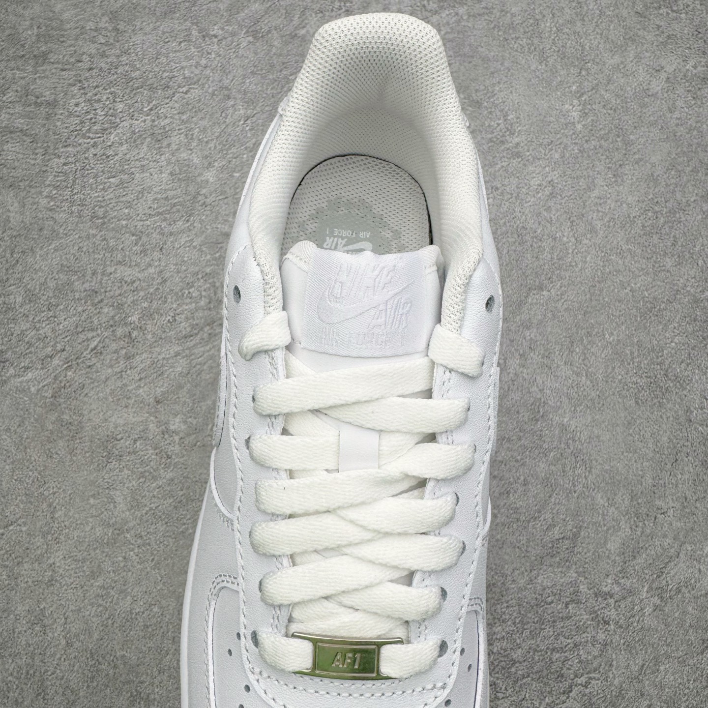 图片[5]-＃G版纯原 NK Air Force 1 Low \’07 空军一号低帮经典板鞋 2025新版 纯白 CW2288-111 独家私模2025全新鱼鳞纹大底 咬花纹路更加清晰 全新排版鞋头倒置五角星 五角星对比旧版老版本 间距放大 星星缩小 全套官方原配件 防尘布袋 全鞋电脑针车 工整有序 视觉效果满分 原厂拉帮手法 标准四线 密度针距针孔大小控制到位 原装反口里网布海绵 正确卡色网眼大小 新版鞋撑改用纸团代替 原厂港宝加持完美还原灵魂版型 从里到外百分百还原 内置Sole气垫 中底白色背胶 已经无限的接近公司 原厂楦头 原厂刺绣 后跟弧度完美 独家私模最大开发到48.5 尺码：35.5 36 36.5 37.5 38 38.5 39 40 40.5 41 42 42.5 43 44 44.5 45 46 47.5 48.5-选品中心