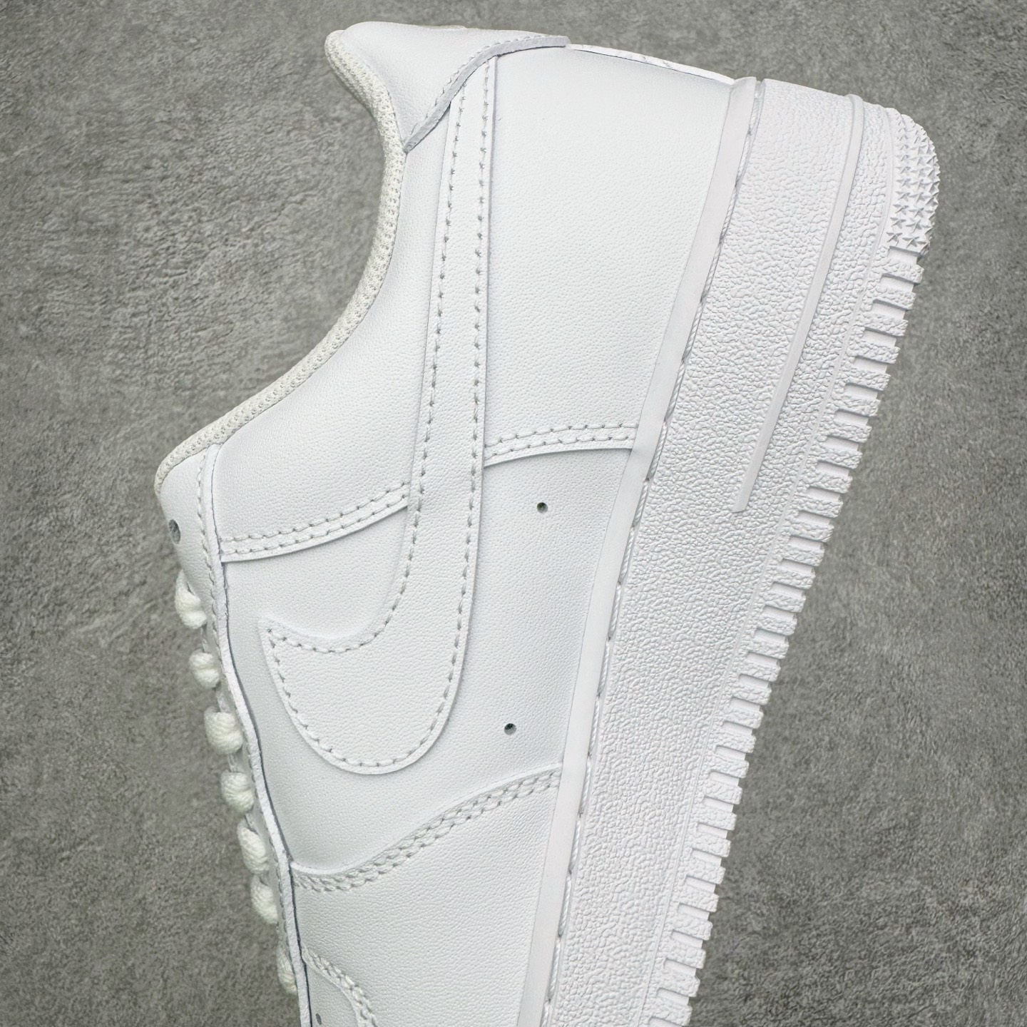 图片[7]-＃G版纯原 NK Air Force 1 Low \’07 空军一号低帮经典板鞋 2025新版 纯白 CW2288-111 独家私模2025全新鱼鳞纹大底 咬花纹路更加清晰 全新排版鞋头倒置五角星 五角星对比旧版老版本 间距放大 星星缩小 全套官方原配件 防尘布袋 全鞋电脑针车 工整有序 视觉效果满分 原厂拉帮手法 标准四线 密度针距针孔大小控制到位 原装反口里网布海绵 正确卡色网眼大小 新版鞋撑改用纸团代替 原厂港宝加持完美还原灵魂版型 从里到外百分百还原 内置Sole气垫 中底白色背胶 已经无限的接近公司 原厂楦头 原厂刺绣 后跟弧度完美 独家私模最大开发到48.5 尺码：35.5 36 36.5 37.5 38 38.5 39 40 40.5 41 42 42.5 43 44 44.5 45 46 47.5 48.5-选品中心