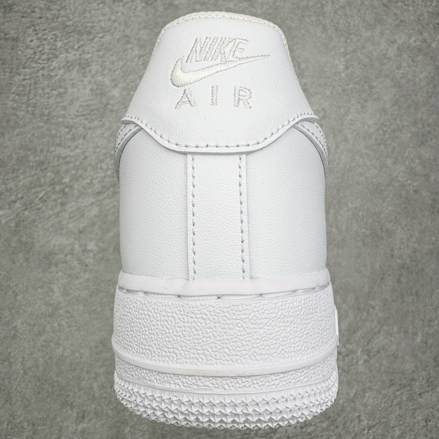 图片[8]-＃G版纯原 NK Air Force 1 Low \’07 空军一号低帮经典板鞋 2025新版 纯白 CW2288-111 独家私模2025全新鱼鳞纹大底 咬花纹路更加清晰 全新排版鞋头倒置五角星 五角星对比旧版老版本 间距放大 星星缩小 全套官方原配件 防尘布袋 全鞋电脑针车 工整有序 视觉效果满分 原厂拉帮手法 标准四线 密度针距针孔大小控制到位 原装反口里网布海绵 正确卡色网眼大小 新版鞋撑改用纸团代替 原厂港宝加持完美还原灵魂版型 从里到外百分百还原 内置Sole气垫 中底白色背胶 已经无限的接近公司 原厂楦头 原厂刺绣 后跟弧度完美 独家私模最大开发到48.5 尺码：35.5 36 36.5 37.5 38 38.5 39 40 40.5 41 42 42.5 43 44 44.5 45 46 47.5 48.5-选品中心