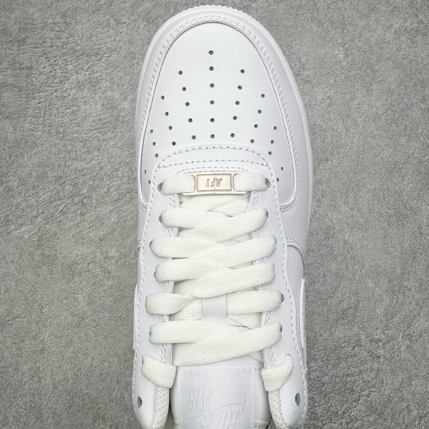 图片[4]-＃G版纯原 NK Air Force 1 Low \’07 空军一号低帮经典板鞋 2025新版 纯白 CW2288-111 独家私模2025全新鱼鳞纹大底 咬花纹路更加清晰 全新排版鞋头倒置五角星 五角星对比旧版老版本 间距放大 星星缩小 全套官方原配件 防尘布袋 全鞋电脑针车 工整有序 视觉效果满分 原厂拉帮手法 标准四线 密度针距针孔大小控制到位 原装反口里网布海绵 正确卡色网眼大小 新版鞋撑改用纸团代替 原厂港宝加持完美还原灵魂版型 从里到外百分百还原 内置Sole气垫 中底白色背胶 已经无限的接近公司 原厂楦头 原厂刺绣 后跟弧度完美 独家私模最大开发到48.5 尺码：35.5 36 36.5 37.5 38 38.5 39 40 40.5 41 42 42.5 43 44 44.5 45 46 47.5 48.5-选品中心