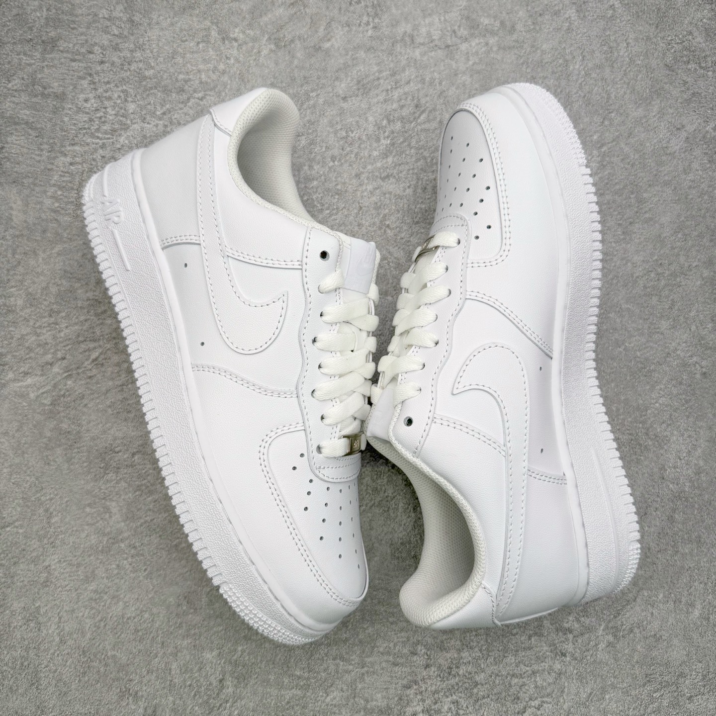 图片[3]-＃G版纯原 NK Air Force 1 Low \’07 空军一号低帮经典板鞋 2025新版 纯白 CW2288-111 独家私模2025全新鱼鳞纹大底 咬花纹路更加清晰 全新排版鞋头倒置五角星 五角星对比旧版老版本 间距放大 星星缩小 全套官方原配件 防尘布袋 全鞋电脑针车 工整有序 视觉效果满分 原厂拉帮手法 标准四线 密度针距针孔大小控制到位 原装反口里网布海绵 正确卡色网眼大小 新版鞋撑改用纸团代替 原厂港宝加持完美还原灵魂版型 从里到外百分百还原 内置Sole气垫 中底白色背胶 已经无限的接近公司 原厂楦头 原厂刺绣 后跟弧度完美 独家私模最大开发到48.5 尺码：35.5 36 36.5 37.5 38 38.5 39 40 40.5 41 42 42.5 43 44 44.5 45 46 47.5 48.5-选品中心