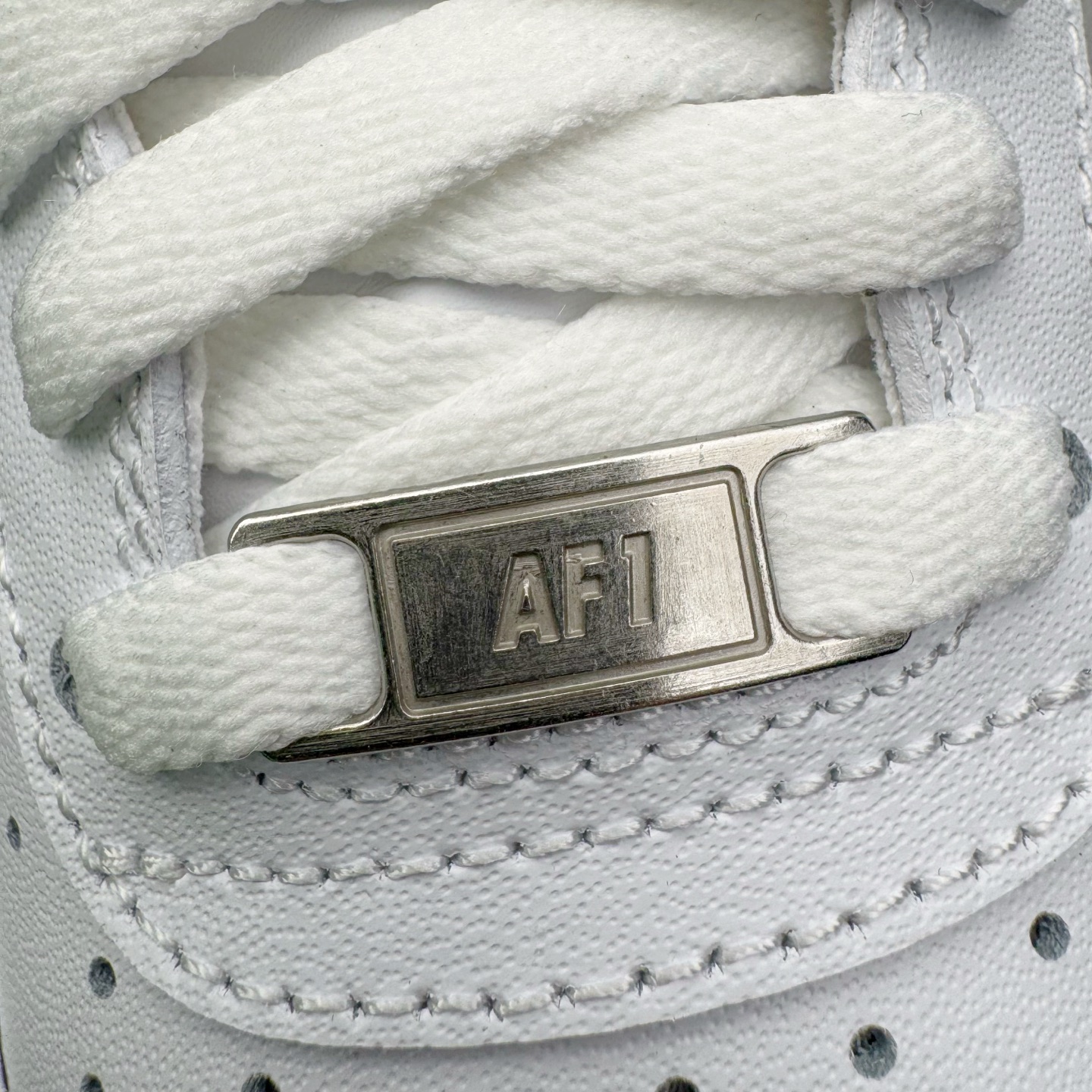 图片[18]-＃G版纯原 NK Air Force 1 Low \’07 空军一号低帮经典板鞋 2025新版 纯白 CW2288-111 独家私模2025全新鱼鳞纹大底 咬花纹路更加清晰 全新排版鞋头倒置五角星 五角星对比旧版老版本 间距放大 星星缩小 全套官方原配件 防尘布袋 全鞋电脑针车 工整有序 视觉效果满分 原厂拉帮手法 标准四线 密度针距针孔大小控制到位 原装反口里网布海绵 正确卡色网眼大小 新版鞋撑改用纸团代替 原厂港宝加持完美还原灵魂版型 从里到外百分百还原 内置Sole气垫 中底白色背胶 已经无限的接近公司 原厂楦头 原厂刺绣 后跟弧度完美 独家私模最大开发到48.5 尺码：35.5 36 36.5 37.5 38 38.5 39 40 40.5 41 42 42.5 43 44 44.5 45 46 47.5 48.5-选品中心