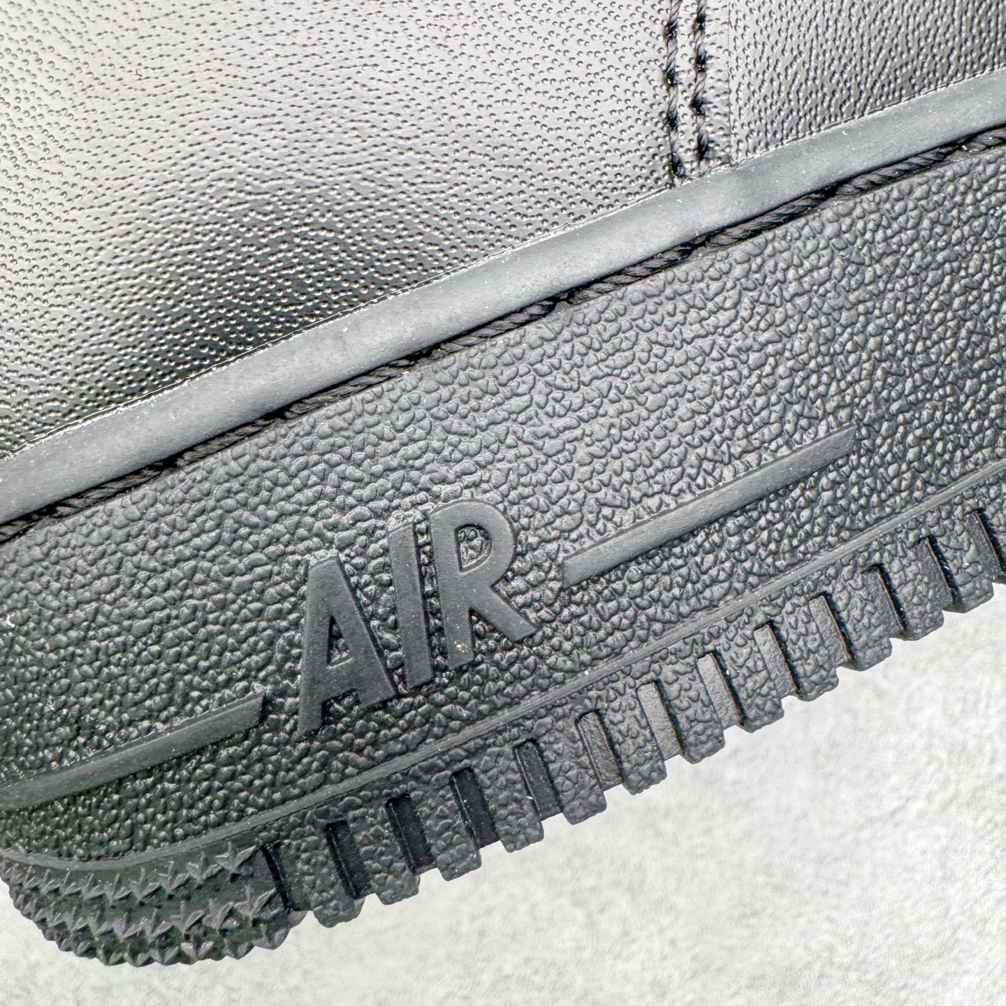 图片[21]-＃G版纯原 NK Air Force 1 Low \’07 空军一号低帮经典板鞋 2025新版 纯黑 CW2288-001 独家私模2025全新鱼鳞纹大底 咬花纹路更加清晰 全新排版鞋头倒置五角星 五角星对比旧版老版本 间距放大 星星缩小 全套官方原配件 防尘布袋 全鞋电脑针车 工整有序 视觉效果满分 原厂拉帮手法 标准四线 密度针距针孔大小控制到位 原装反口里网布海绵 正确卡色网眼大小 新版鞋撑改用纸团代替 原厂港宝加持完美还原灵魂版型 从里到外百分百还原 内置Sole气垫 中底白色背胶 已经无限的接近公司 原厂楦头 原厂刺绣 后跟弧度完美 独家私模最大开发到48.5 尺码：35.5 36 36.5 37.5 38 38.5 39 40 40.5 41 42 42.5 43 44 44.5 45 46 47.5 48.5-选品中心