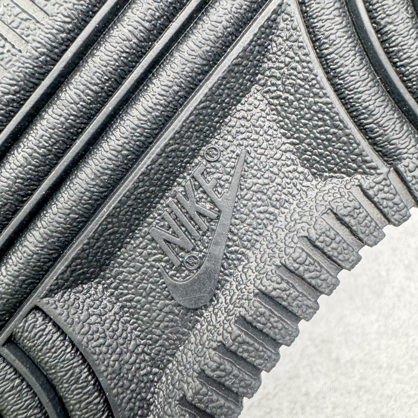 图片[22]-＃G版纯原 NK Air Force 1 Low \’07 空军一号低帮经典板鞋 2025新版 纯黑 CW2288-001 独家私模2025全新鱼鳞纹大底 咬花纹路更加清晰 全新排版鞋头倒置五角星 五角星对比旧版老版本 间距放大 星星缩小 全套官方原配件 防尘布袋 全鞋电脑针车 工整有序 视觉效果满分 原厂拉帮手法 标准四线 密度针距针孔大小控制到位 原装反口里网布海绵 正确卡色网眼大小 新版鞋撑改用纸团代替 原厂港宝加持完美还原灵魂版型 从里到外百分百还原 内置Sole气垫 中底白色背胶 已经无限的接近公司 原厂楦头 原厂刺绣 后跟弧度完美 独家私模最大开发到48.5 尺码：35.5 36 36.5 37.5 38 38.5 39 40 40.5 41 42 42.5 43 44 44.5 45 46 47.5 48.5-选品中心