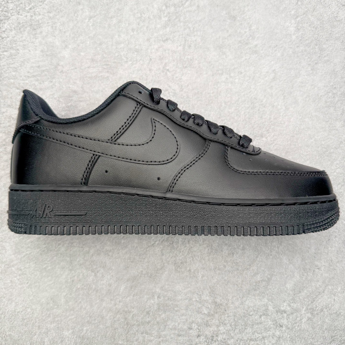 ＃G版纯原 NK Air Force 1 Low \'07 空军一号低帮经典板鞋 2025新版 纯黑 CW2288-001 独家私模2025全新鱼鳞纹大底 咬花纹路更加清晰 全新排版鞋头倒置五角星 五角星对比旧版老版本 间距放大 星星缩小 全套官方原配件 防尘布袋 全鞋电脑针车 工整有序 视觉效果满分 原厂拉帮手法 标准四线 密度针距针孔大小控制到位 原装反口里网布海绵 正确卡色网眼大小 新版鞋撑改用纸团代替 原厂港宝加持完美还原灵魂版型 从里到外百分百还原 内置Sole气垫 中底白色背胶 已经无限的接近公司 原厂楦头 原厂刺绣 后跟弧度完美 独家私模最大开发到48.5 尺码：35.5 36 36.5 37.5 38 38.5 39 40 40.5 41 42 42.5 43 44 44.5 45 46 47.5 48.5-选品中心