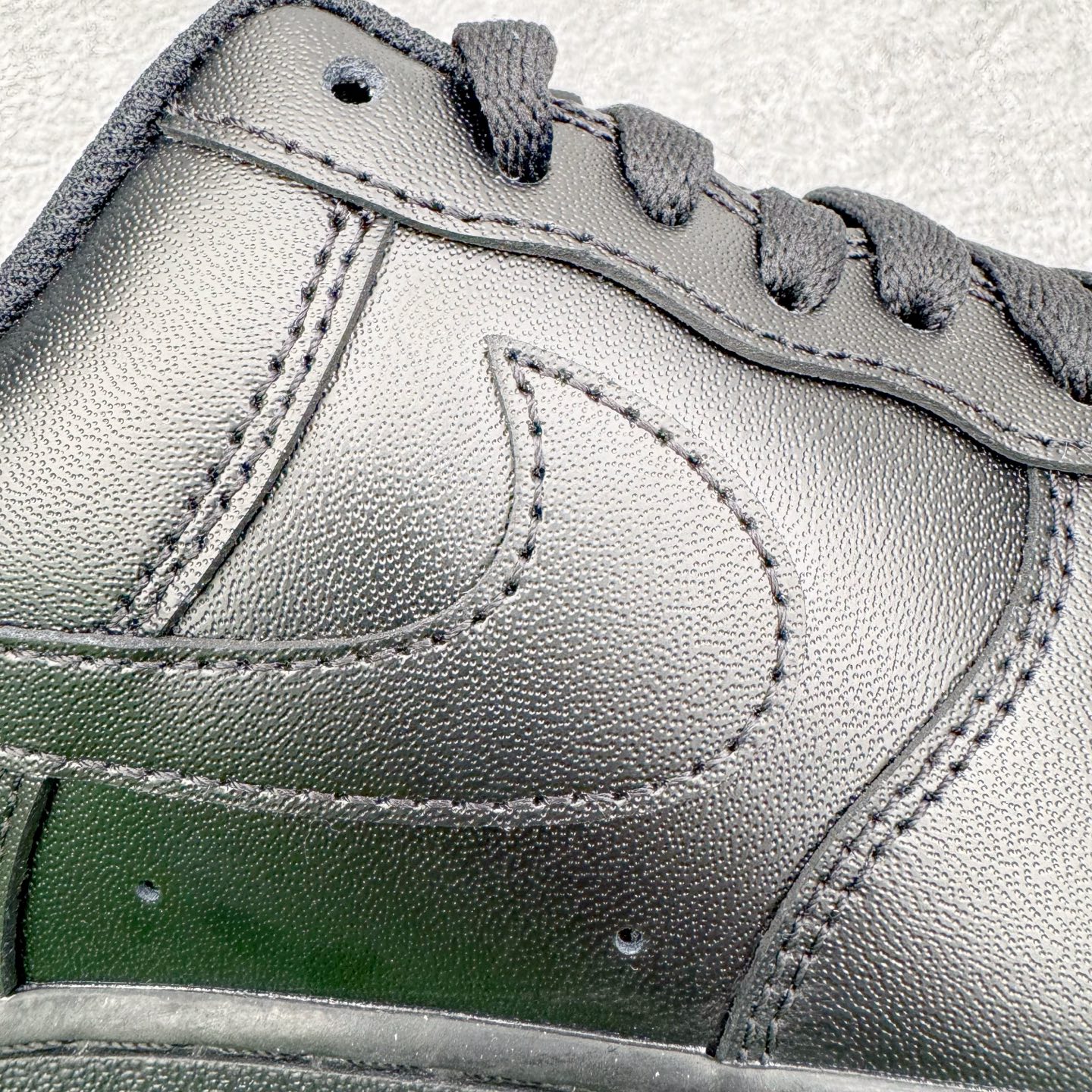 图片[20]-＃G版纯原 NK Air Force 1 Low \’07 空军一号低帮经典板鞋 2025新版 纯黑 CW2288-001 独家私模2025全新鱼鳞纹大底 咬花纹路更加清晰 全新排版鞋头倒置五角星 五角星对比旧版老版本 间距放大 星星缩小 全套官方原配件 防尘布袋 全鞋电脑针车 工整有序 视觉效果满分 原厂拉帮手法 标准四线 密度针距针孔大小控制到位 原装反口里网布海绵 正确卡色网眼大小 新版鞋撑改用纸团代替 原厂港宝加持完美还原灵魂版型 从里到外百分百还原 内置Sole气垫 中底白色背胶 已经无限的接近公司 原厂楦头 原厂刺绣 后跟弧度完美 独家私模最大开发到48.5 尺码：35.5 36 36.5 37.5 38 38.5 39 40 40.5 41 42 42.5 43 44 44.5 45 46 47.5 48.5-选品中心