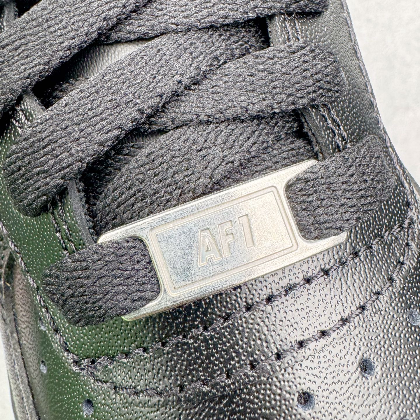 图片[17]-＃G版纯原 NK Air Force 1 Low \’07 空军一号低帮经典板鞋 2025新版 纯黑 CW2288-001 独家私模2025全新鱼鳞纹大底 咬花纹路更加清晰 全新排版鞋头倒置五角星 五角星对比旧版老版本 间距放大 星星缩小 全套官方原配件 防尘布袋 全鞋电脑针车 工整有序 视觉效果满分 原厂拉帮手法 标准四线 密度针距针孔大小控制到位 原装反口里网布海绵 正确卡色网眼大小 新版鞋撑改用纸团代替 原厂港宝加持完美还原灵魂版型 从里到外百分百还原 内置Sole气垫 中底白色背胶 已经无限的接近公司 原厂楦头 原厂刺绣 后跟弧度完美 独家私模最大开发到48.5 尺码：35.5 36 36.5 37.5 38 38.5 39 40 40.5 41 42 42.5 43 44 44.5 45 46 47.5 48.5-选品中心