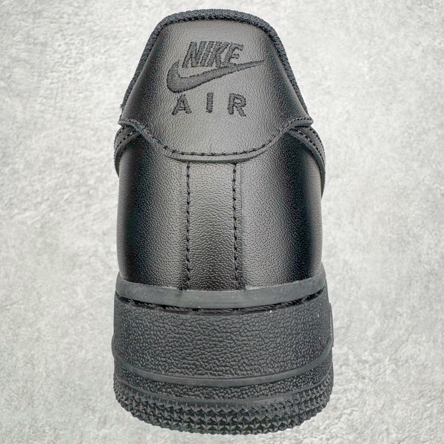 图片[8]-＃G版纯原 NK Air Force 1 Low \’07 空军一号低帮经典板鞋 2025新版 纯黑 CW2288-001 独家私模2025全新鱼鳞纹大底 咬花纹路更加清晰 全新排版鞋头倒置五角星 五角星对比旧版老版本 间距放大 星星缩小 全套官方原配件 防尘布袋 全鞋电脑针车 工整有序 视觉效果满分 原厂拉帮手法 标准四线 密度针距针孔大小控制到位 原装反口里网布海绵 正确卡色网眼大小 新版鞋撑改用纸团代替 原厂港宝加持完美还原灵魂版型 从里到外百分百还原 内置Sole气垫 中底白色背胶 已经无限的接近公司 原厂楦头 原厂刺绣 后跟弧度完美 独家私模最大开发到48.5 尺码：35.5 36 36.5 37.5 38 38.5 39 40 40.5 41 42 42.5 43 44 44.5 45 46 47.5 48.5-选品中心