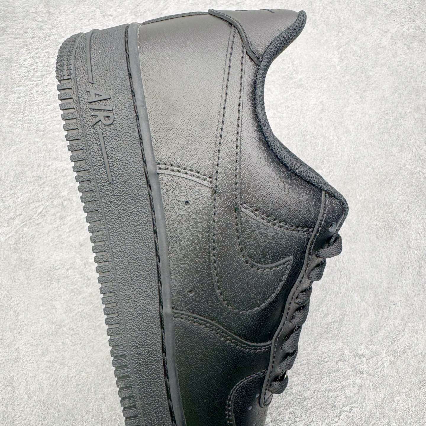 图片[6]-＃G版纯原 NK Air Force 1 Low \’07 空军一号低帮经典板鞋 2025新版 纯黑 CW2288-001 独家私模2025全新鱼鳞纹大底 咬花纹路更加清晰 全新排版鞋头倒置五角星 五角星对比旧版老版本 间距放大 星星缩小 全套官方原配件 防尘布袋 全鞋电脑针车 工整有序 视觉效果满分 原厂拉帮手法 标准四线 密度针距针孔大小控制到位 原装反口里网布海绵 正确卡色网眼大小 新版鞋撑改用纸团代替 原厂港宝加持完美还原灵魂版型 从里到外百分百还原 内置Sole气垫 中底白色背胶 已经无限的接近公司 原厂楦头 原厂刺绣 后跟弧度完美 独家私模最大开发到48.5 尺码：35.5 36 36.5 37.5 38 38.5 39 40 40.5 41 42 42.5 43 44 44.5 45 46 47.5 48.5-选品中心