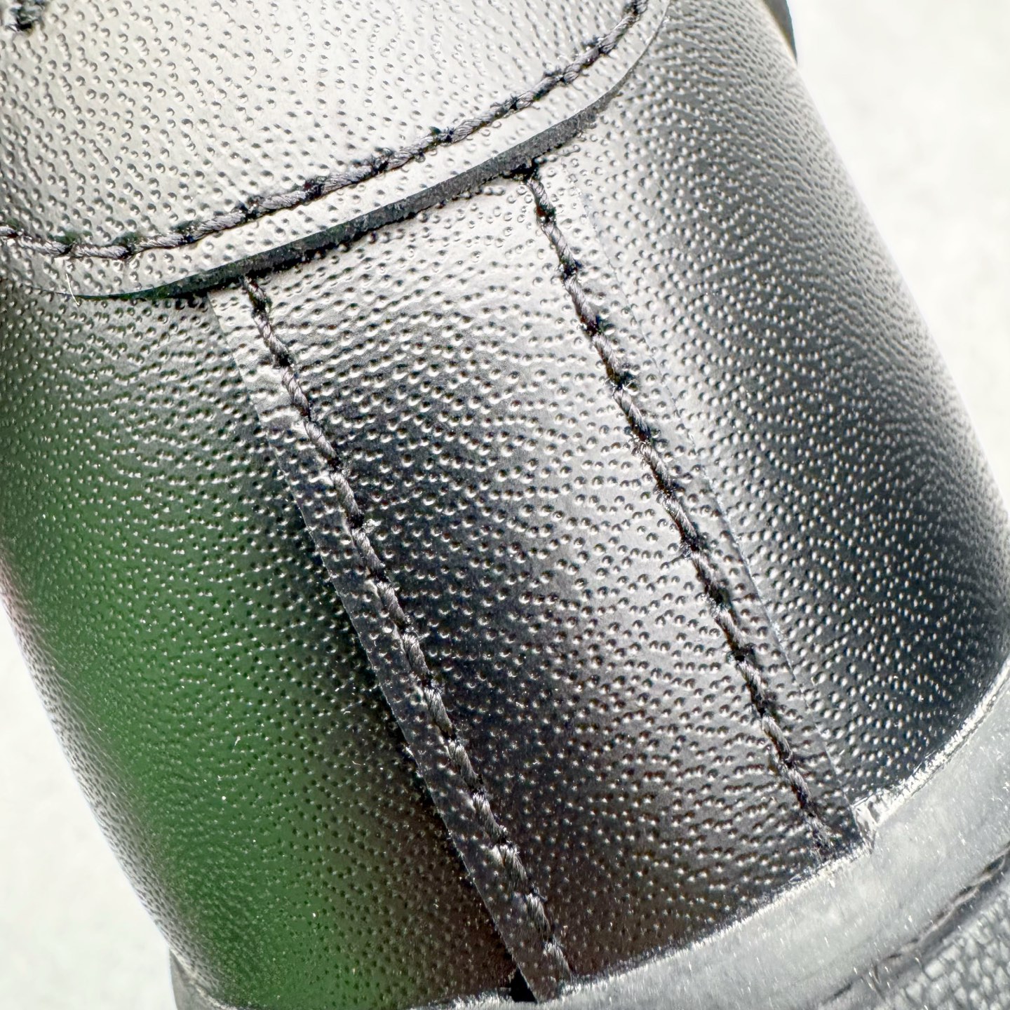 图片[15]-＃G版纯原 NK Air Force 1 Low \’07 空军一号低帮经典板鞋 2025新版 纯黑 CW2288-001 独家私模2025全新鱼鳞纹大底 咬花纹路更加清晰 全新排版鞋头倒置五角星 五角星对比旧版老版本 间距放大 星星缩小 全套官方原配件 防尘布袋 全鞋电脑针车 工整有序 视觉效果满分 原厂拉帮手法 标准四线 密度针距针孔大小控制到位 原装反口里网布海绵 正确卡色网眼大小 新版鞋撑改用纸团代替 原厂港宝加持完美还原灵魂版型 从里到外百分百还原 内置Sole气垫 中底白色背胶 已经无限的接近公司 原厂楦头 原厂刺绣 后跟弧度完美 独家私模最大开发到48.5 尺码：35.5 36 36.5 37.5 38 38.5 39 40 40.5 41 42 42.5 43 44 44.5 45 46 47.5 48.5-选品中心