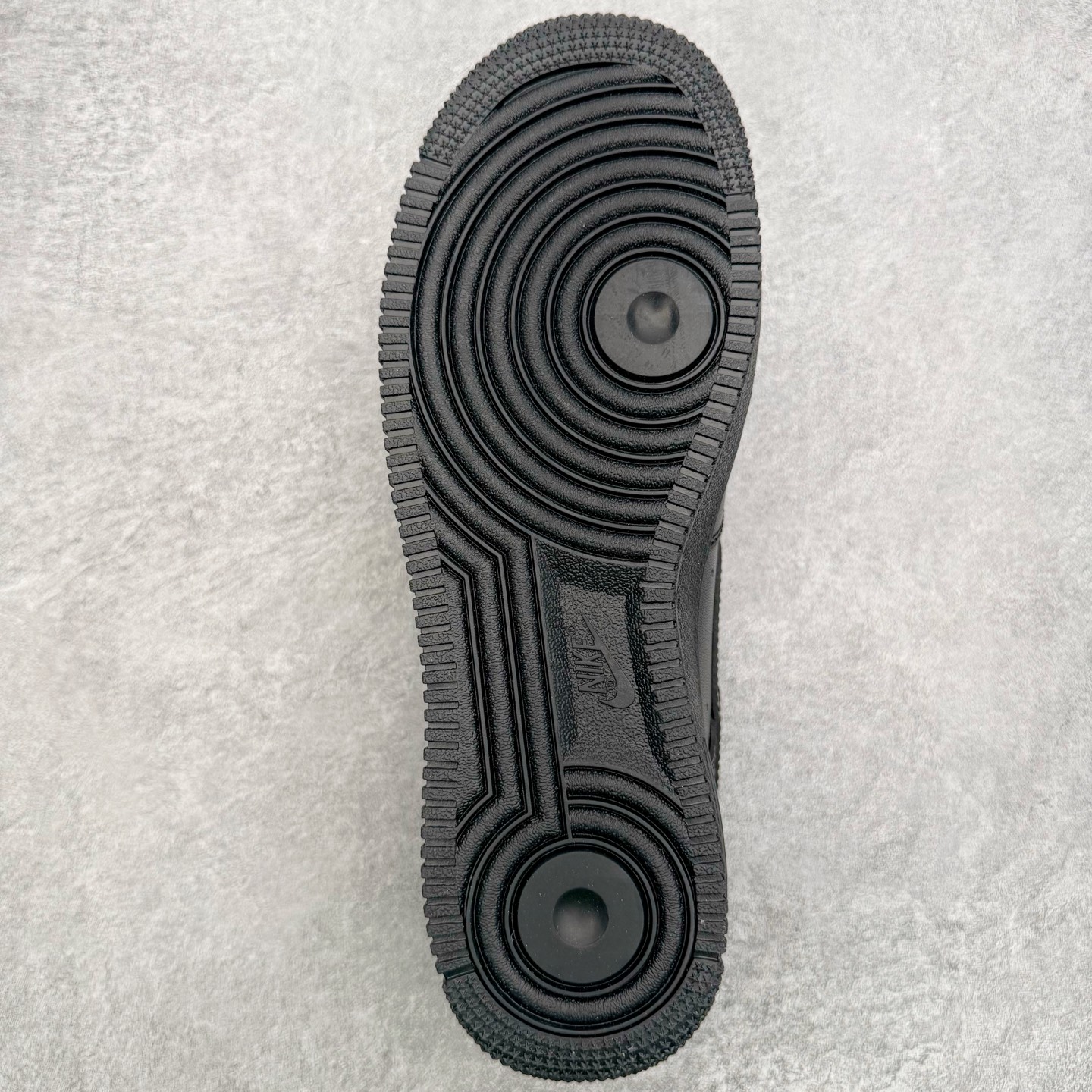 图片[9]-＃G版纯原 NK Air Force 1 Low \’07 空军一号低帮经典板鞋 2025新版 纯黑 CW2288-001 独家私模2025全新鱼鳞纹大底 咬花纹路更加清晰 全新排版鞋头倒置五角星 五角星对比旧版老版本 间距放大 星星缩小 全套官方原配件 防尘布袋 全鞋电脑针车 工整有序 视觉效果满分 原厂拉帮手法 标准四线 密度针距针孔大小控制到位 原装反口里网布海绵 正确卡色网眼大小 新版鞋撑改用纸团代替 原厂港宝加持完美还原灵魂版型 从里到外百分百还原 内置Sole气垫 中底白色背胶 已经无限的接近公司 原厂楦头 原厂刺绣 后跟弧度完美 独家私模最大开发到48.5 尺码：35.5 36 36.5 37.5 38 38.5 39 40 40.5 41 42 42.5 43 44 44.5 45 46 47.5 48.5-选品中心