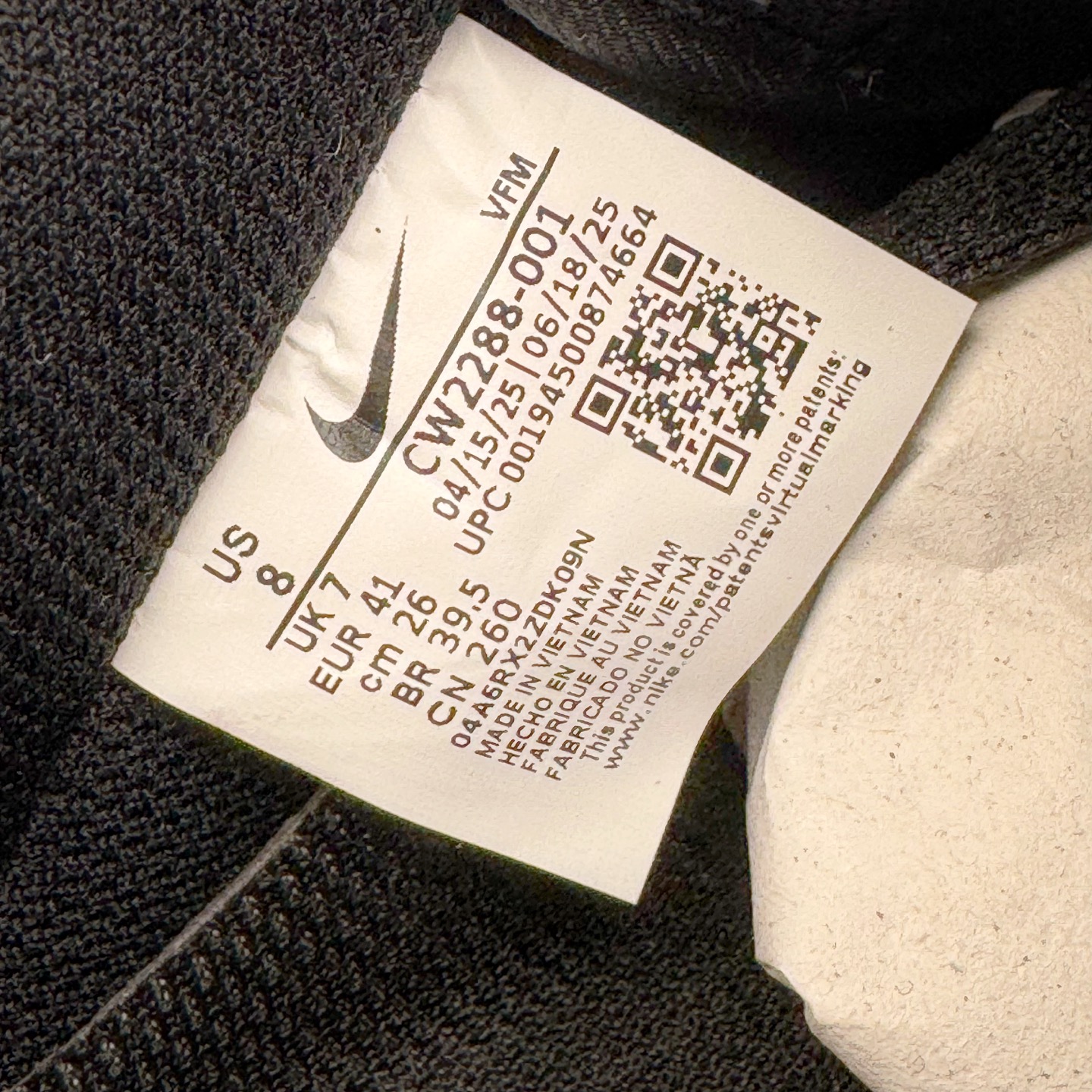 图片[12]-＃G版纯原 NK Air Force 1 Low \’07 空军一号低帮经典板鞋 2025新版 纯黑 CW2288-001 独家私模2025全新鱼鳞纹大底 咬花纹路更加清晰 全新排版鞋头倒置五角星 五角星对比旧版老版本 间距放大 星星缩小 全套官方原配件 防尘布袋 全鞋电脑针车 工整有序 视觉效果满分 原厂拉帮手法 标准四线 密度针距针孔大小控制到位 原装反口里网布海绵 正确卡色网眼大小 新版鞋撑改用纸团代替 原厂港宝加持完美还原灵魂版型 从里到外百分百还原 内置Sole气垫 中底白色背胶 已经无限的接近公司 原厂楦头 原厂刺绣 后跟弧度完美 独家私模最大开发到48.5 尺码：35.5 36 36.5 37.5 38 38.5 39 40 40.5 41 42 42.5 43 44 44.5 45 46 47.5 48.5-选品中心