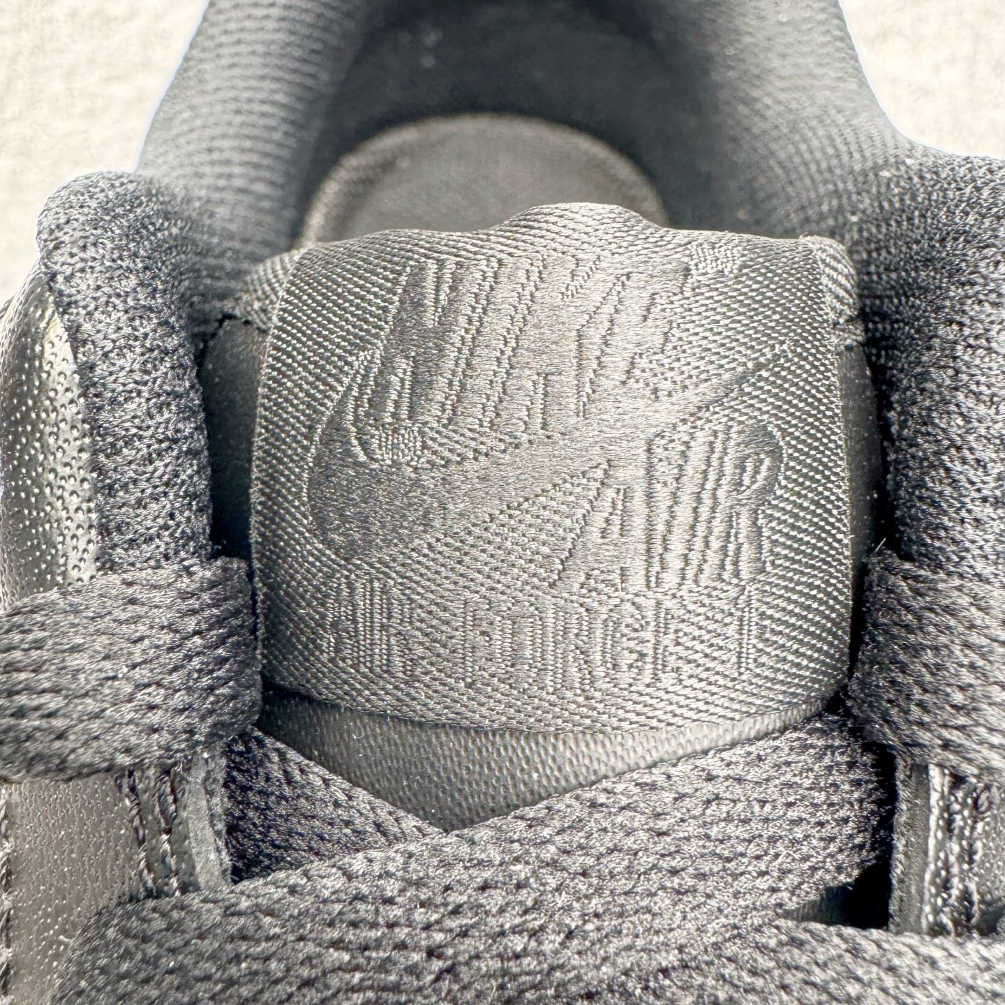 图片[16]-＃G版纯原 NK Air Force 1 Low \’07 空军一号低帮经典板鞋 2025新版 纯黑 CW2288-001 独家私模2025全新鱼鳞纹大底 咬花纹路更加清晰 全新排版鞋头倒置五角星 五角星对比旧版老版本 间距放大 星星缩小 全套官方原配件 防尘布袋 全鞋电脑针车 工整有序 视觉效果满分 原厂拉帮手法 标准四线 密度针距针孔大小控制到位 原装反口里网布海绵 正确卡色网眼大小 新版鞋撑改用纸团代替 原厂港宝加持完美还原灵魂版型 从里到外百分百还原 内置Sole气垫 中底白色背胶 已经无限的接近公司 原厂楦头 原厂刺绣 后跟弧度完美 独家私模最大开发到48.5 尺码：35.5 36 36.5 37.5 38 38.5 39 40 40.5 41 42 42.5 43 44 44.5 45 46 47.5 48.5-选品中心