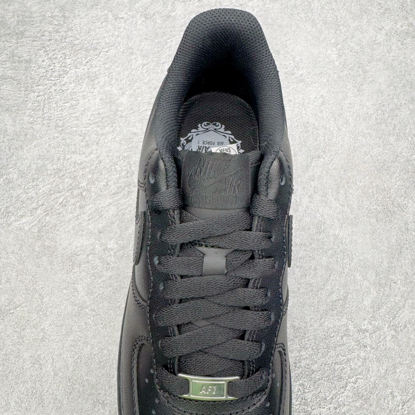 图片[5]-＃G版纯原 NK Air Force 1 Low \’07 空军一号低帮经典板鞋 2025新版 纯黑 CW2288-001 独家私模2025全新鱼鳞纹大底 咬花纹路更加清晰 全新排版鞋头倒置五角星 五角星对比旧版老版本 间距放大 星星缩小 全套官方原配件 防尘布袋 全鞋电脑针车 工整有序 视觉效果满分 原厂拉帮手法 标准四线 密度针距针孔大小控制到位 原装反口里网布海绵 正确卡色网眼大小 新版鞋撑改用纸团代替 原厂港宝加持完美还原灵魂版型 从里到外百分百还原 内置Sole气垫 中底白色背胶 已经无限的接近公司 原厂楦头 原厂刺绣 后跟弧度完美 独家私模最大开发到48.5 尺码：35.5 36 36.5 37.5 38 38.5 39 40 40.5 41 42 42.5 43 44 44.5 45 46 47.5 48.5-选品中心