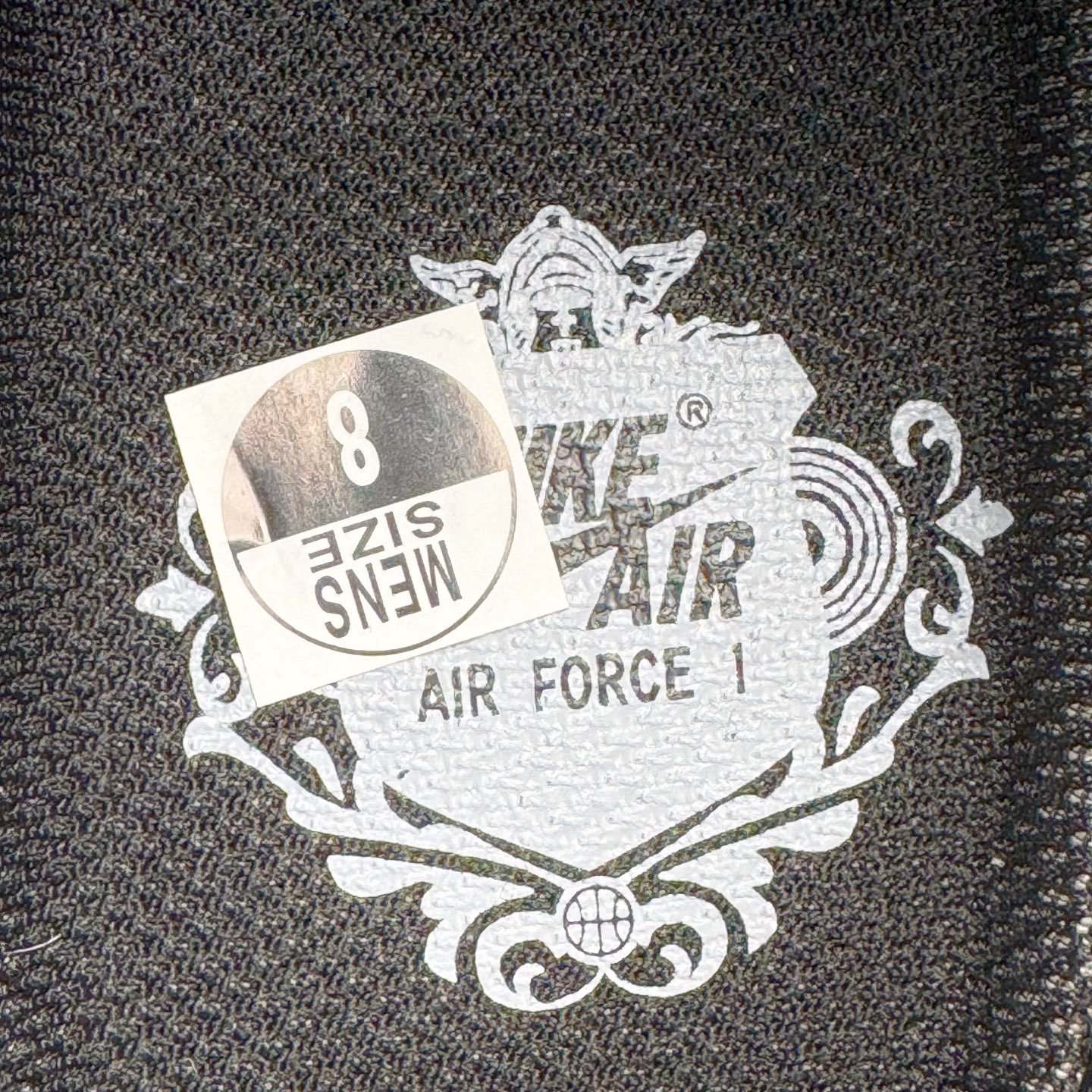 图片[13]-＃G版纯原 NK Air Force 1 Low \’07 空军一号低帮经典板鞋 2025新版 纯黑 CW2288-001 独家私模2025全新鱼鳞纹大底 咬花纹路更加清晰 全新排版鞋头倒置五角星 五角星对比旧版老版本 间距放大 星星缩小 全套官方原配件 防尘布袋 全鞋电脑针车 工整有序 视觉效果满分 原厂拉帮手法 标准四线 密度针距针孔大小控制到位 原装反口里网布海绵 正确卡色网眼大小 新版鞋撑改用纸团代替 原厂港宝加持完美还原灵魂版型 从里到外百分百还原 内置Sole气垫 中底白色背胶 已经无限的接近公司 原厂楦头 原厂刺绣 后跟弧度完美 独家私模最大开发到48.5 尺码：35.5 36 36.5 37.5 38 38.5 39 40 40.5 41 42 42.5 43 44 44.5 45 46 47.5 48.5-选品中心