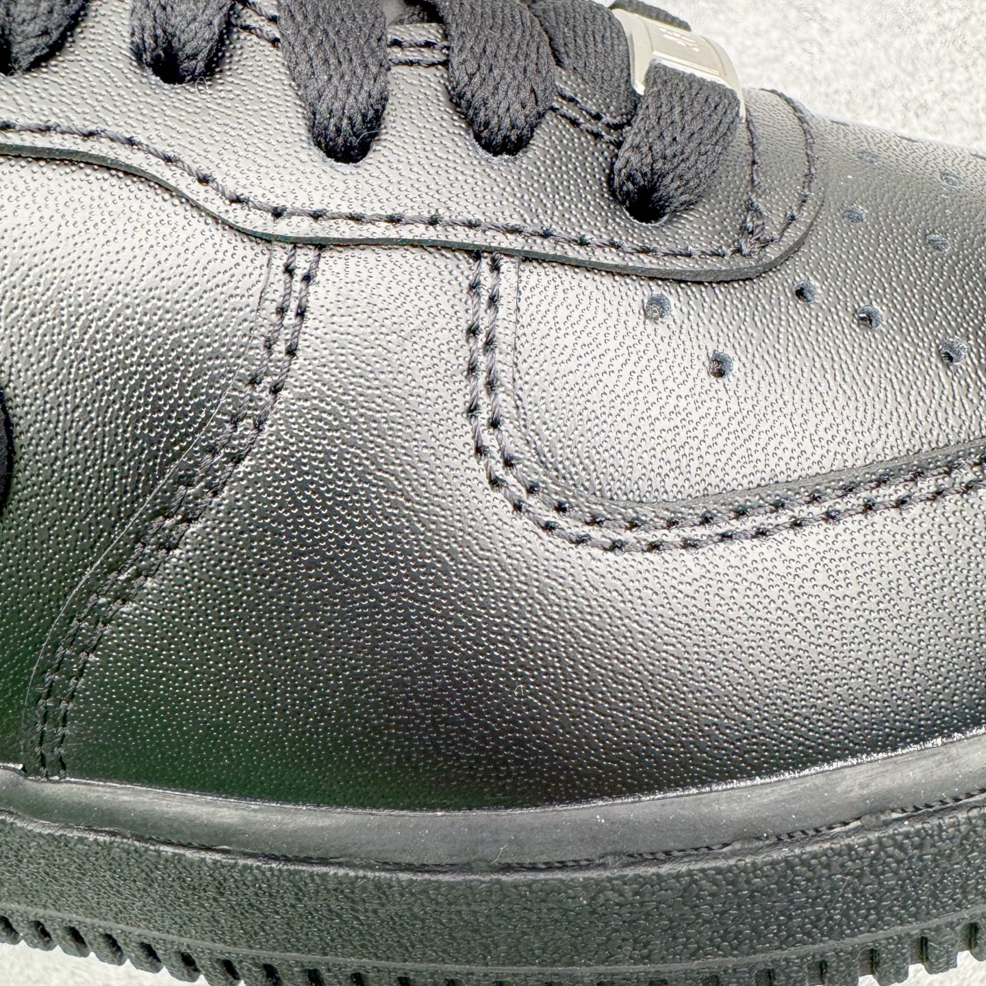 图片[19]-＃G版纯原 NK Air Force 1 Low \’07 空军一号低帮经典板鞋 2025新版 纯黑 CW2288-001 独家私模2025全新鱼鳞纹大底 咬花纹路更加清晰 全新排版鞋头倒置五角星 五角星对比旧版老版本 间距放大 星星缩小 全套官方原配件 防尘布袋 全鞋电脑针车 工整有序 视觉效果满分 原厂拉帮手法 标准四线 密度针距针孔大小控制到位 原装反口里网布海绵 正确卡色网眼大小 新版鞋撑改用纸团代替 原厂港宝加持完美还原灵魂版型 从里到外百分百还原 内置Sole气垫 中底白色背胶 已经无限的接近公司 原厂楦头 原厂刺绣 后跟弧度完美 独家私模最大开发到48.5 尺码：35.5 36 36.5 37.5 38 38.5 39 40 40.5 41 42 42.5 43 44 44.5 45 46 47.5 48.5-选品中心