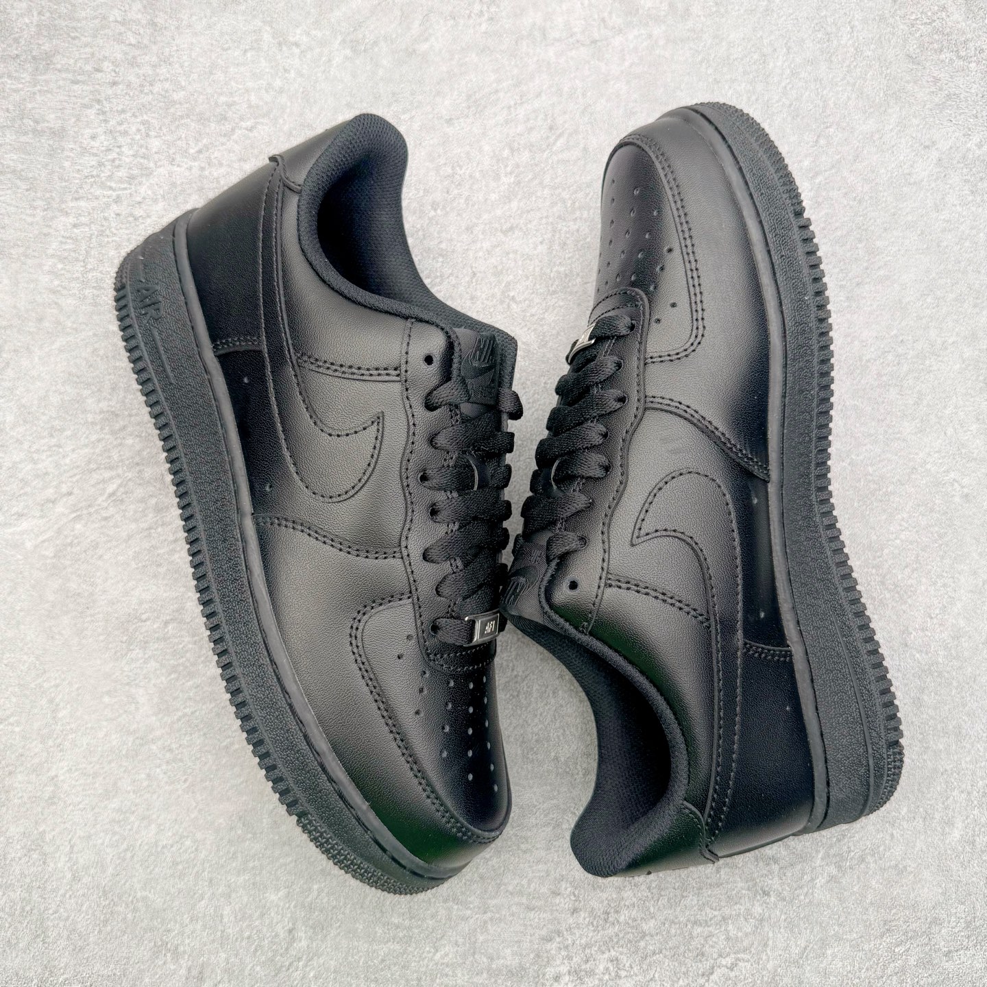 图片[3]-＃G版纯原 NK Air Force 1 Low \’07 空军一号低帮经典板鞋 2025新版 纯黑 CW2288-001 独家私模2025全新鱼鳞纹大底 咬花纹路更加清晰 全新排版鞋头倒置五角星 五角星对比旧版老版本 间距放大 星星缩小 全套官方原配件 防尘布袋 全鞋电脑针车 工整有序 视觉效果满分 原厂拉帮手法 标准四线 密度针距针孔大小控制到位 原装反口里网布海绵 正确卡色网眼大小 新版鞋撑改用纸团代替 原厂港宝加持完美还原灵魂版型 从里到外百分百还原 内置Sole气垫 中底白色背胶 已经无限的接近公司 原厂楦头 原厂刺绣 后跟弧度完美 独家私模最大开发到48.5 尺码：35.5 36 36.5 37.5 38 38.5 39 40 40.5 41 42 42.5 43 44 44.5 45 46 47.5 48.5-选品中心