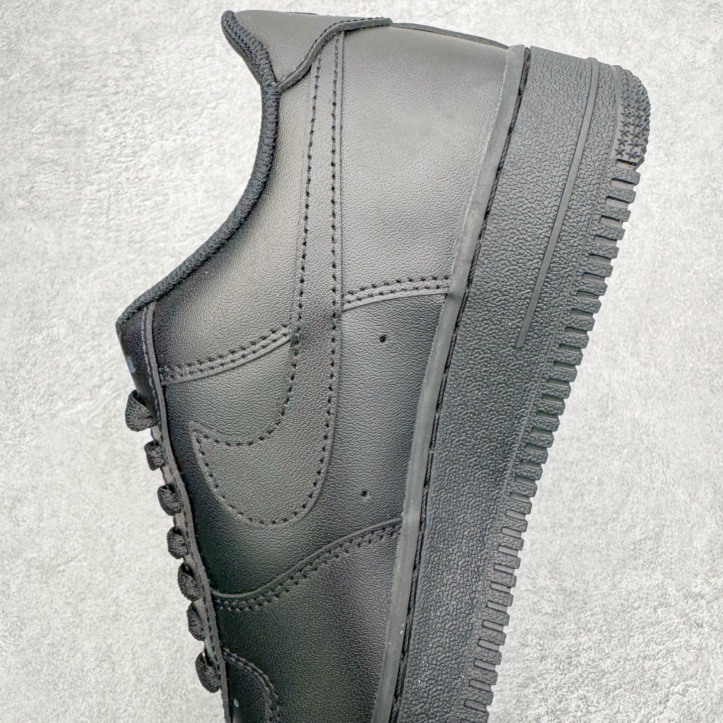 图片[7]-＃G版纯原 NK Air Force 1 Low \’07 空军一号低帮经典板鞋 2025新版 纯黑 CW2288-001 独家私模2025全新鱼鳞纹大底 咬花纹路更加清晰 全新排版鞋头倒置五角星 五角星对比旧版老版本 间距放大 星星缩小 全套官方原配件 防尘布袋 全鞋电脑针车 工整有序 视觉效果满分 原厂拉帮手法 标准四线 密度针距针孔大小控制到位 原装反口里网布海绵 正确卡色网眼大小 新版鞋撑改用纸团代替 原厂港宝加持完美还原灵魂版型 从里到外百分百还原 内置Sole气垫 中底白色背胶 已经无限的接近公司 原厂楦头 原厂刺绣 后跟弧度完美 独家私模最大开发到48.5 尺码：35.5 36 36.5 37.5 38 38.5 39 40 40.5 41 42 42.5 43 44 44.5 45 46 47.5 48.5-选品中心