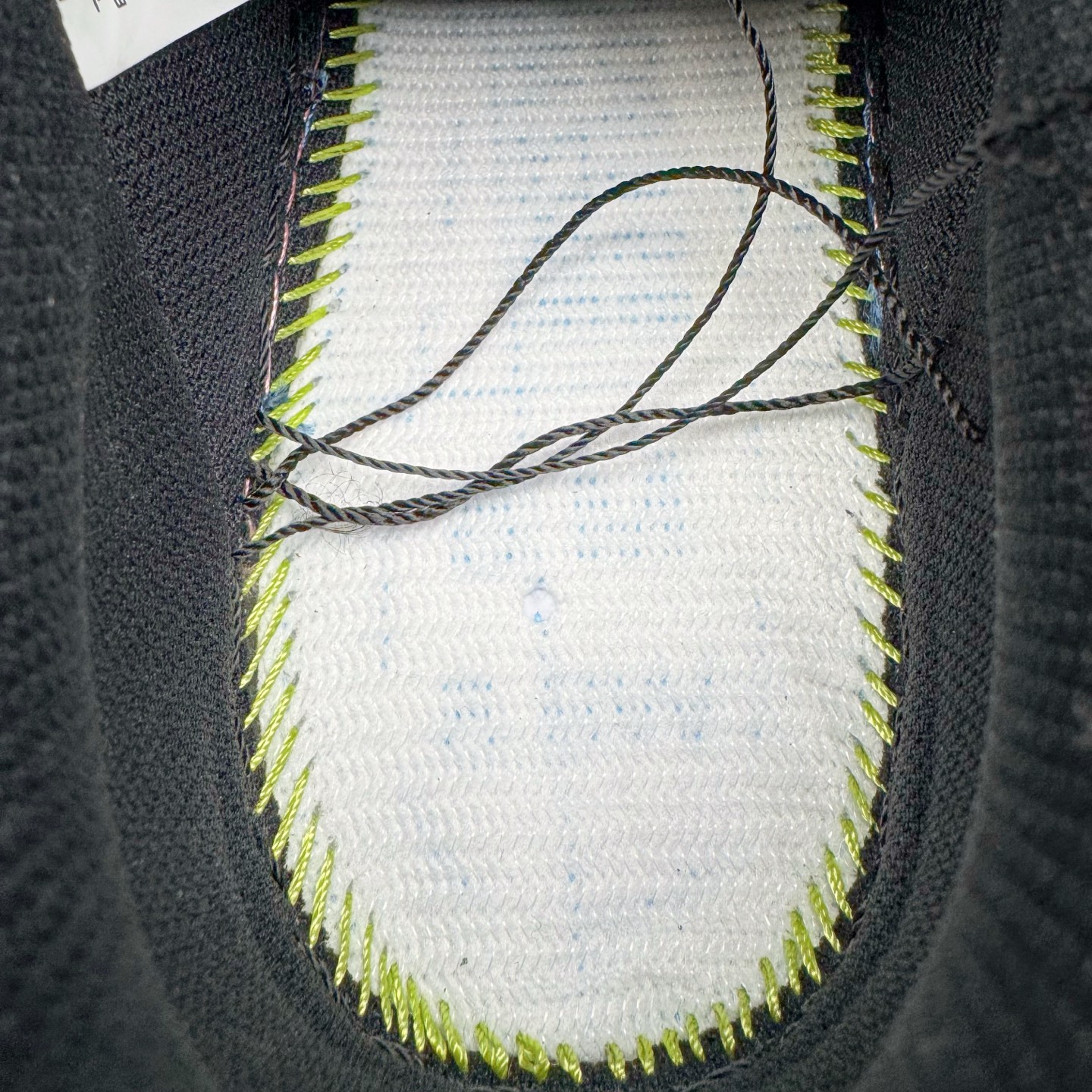 图片[11]-＃G版纯原 NK Air Force 1 Low \’07 空军一号低帮经典板鞋 2025新版 纯黑 CW2288-001 独家私模2025全新鱼鳞纹大底 咬花纹路更加清晰 全新排版鞋头倒置五角星 五角星对比旧版老版本 间距放大 星星缩小 全套官方原配件 防尘布袋 全鞋电脑针车 工整有序 视觉效果满分 原厂拉帮手法 标准四线 密度针距针孔大小控制到位 原装反口里网布海绵 正确卡色网眼大小 新版鞋撑改用纸团代替 原厂港宝加持完美还原灵魂版型 从里到外百分百还原 内置Sole气垫 中底白色背胶 已经无限的接近公司 原厂楦头 原厂刺绣 后跟弧度完美 独家私模最大开发到48.5 尺码：35.5 36 36.5 37.5 38 38.5 39 40 40.5 41 42 42.5 43 44 44.5 45 46 47.5 48.5-选品中心